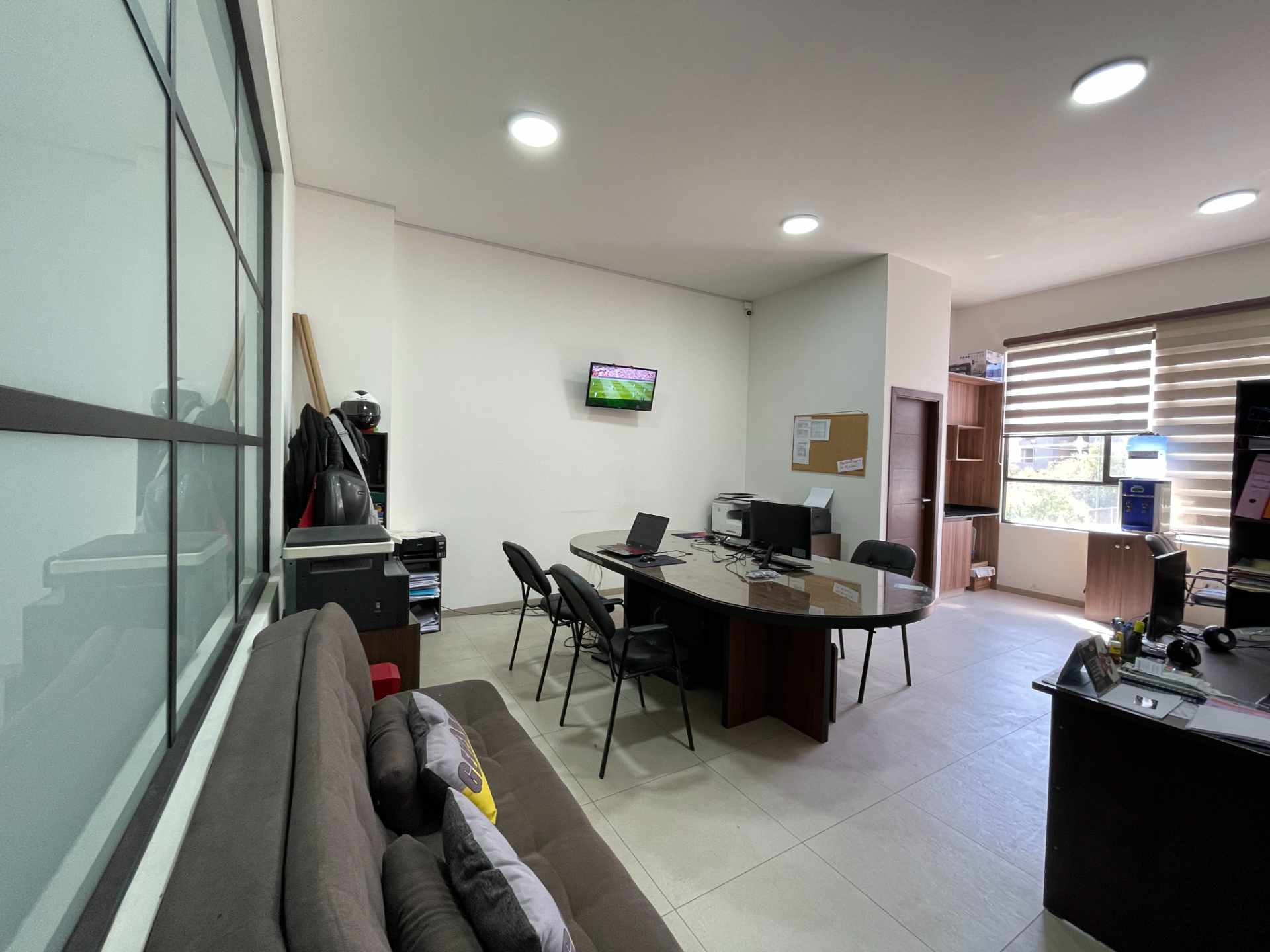 Oficina en AlquilerParque del Arquitecto - C. Quijarro casi Av. Uyuni  2 dormitorios 1 baños 1 parqueos Foto 4
