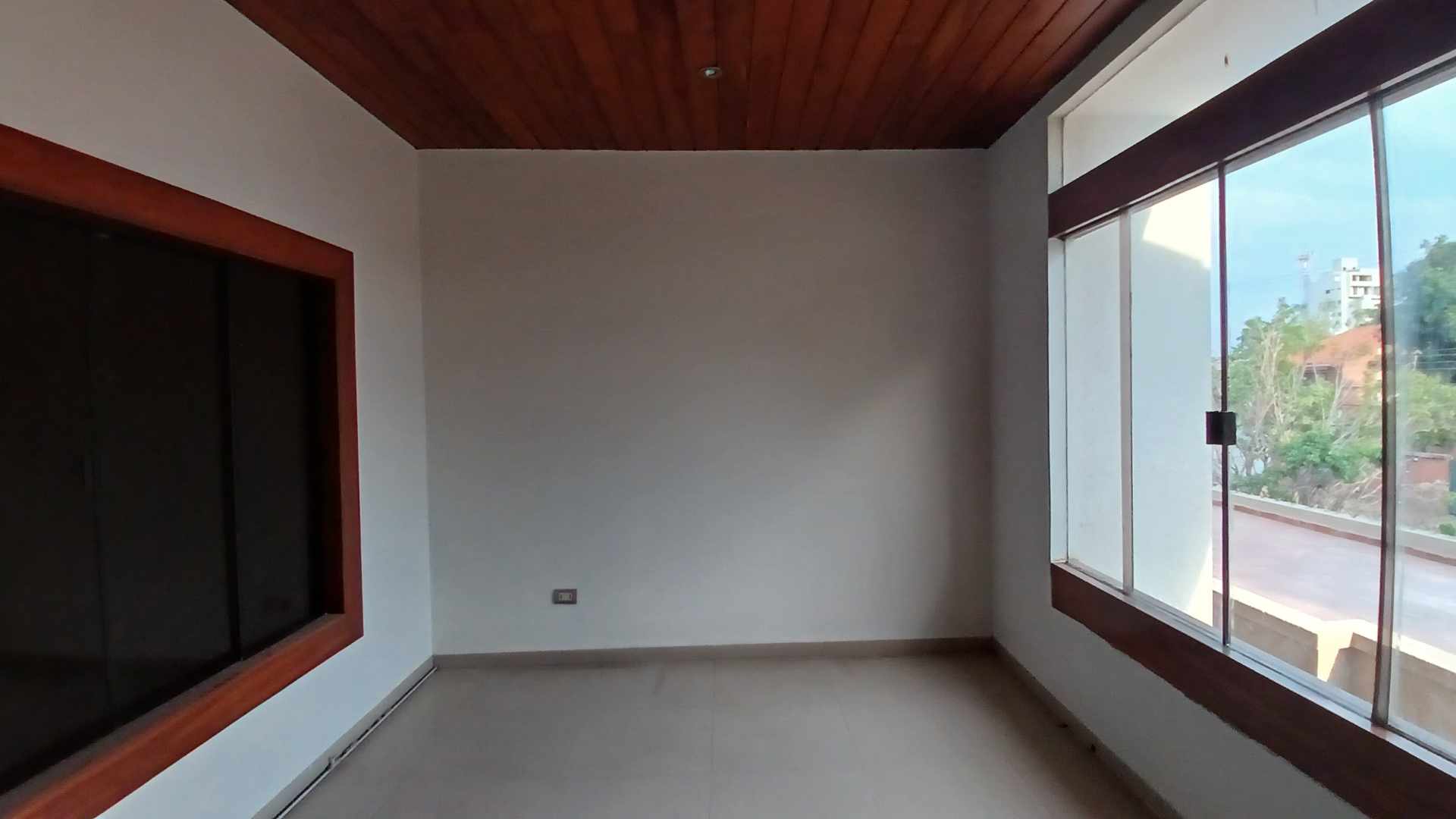 Casa en Alquiler📍 Barrio Hamacas, entre 3er y 4º anillo – Esquina comercial 4 dormitorios 4 baños 2 parqueos Foto 8