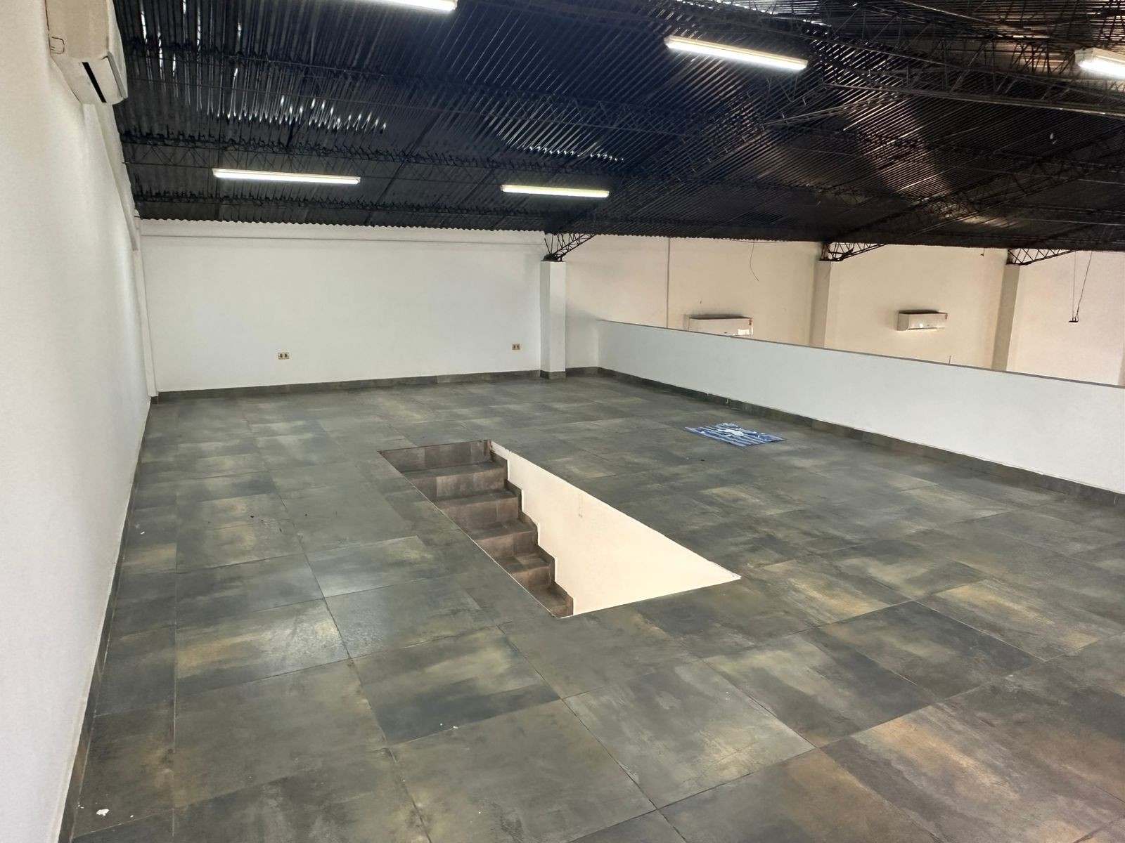 Galpón en AlquilerSALÓN MULTIFUNCIONAL EN ALQUILER
Zona Norte – Av. Banzer, 5to Anillo Foto 3