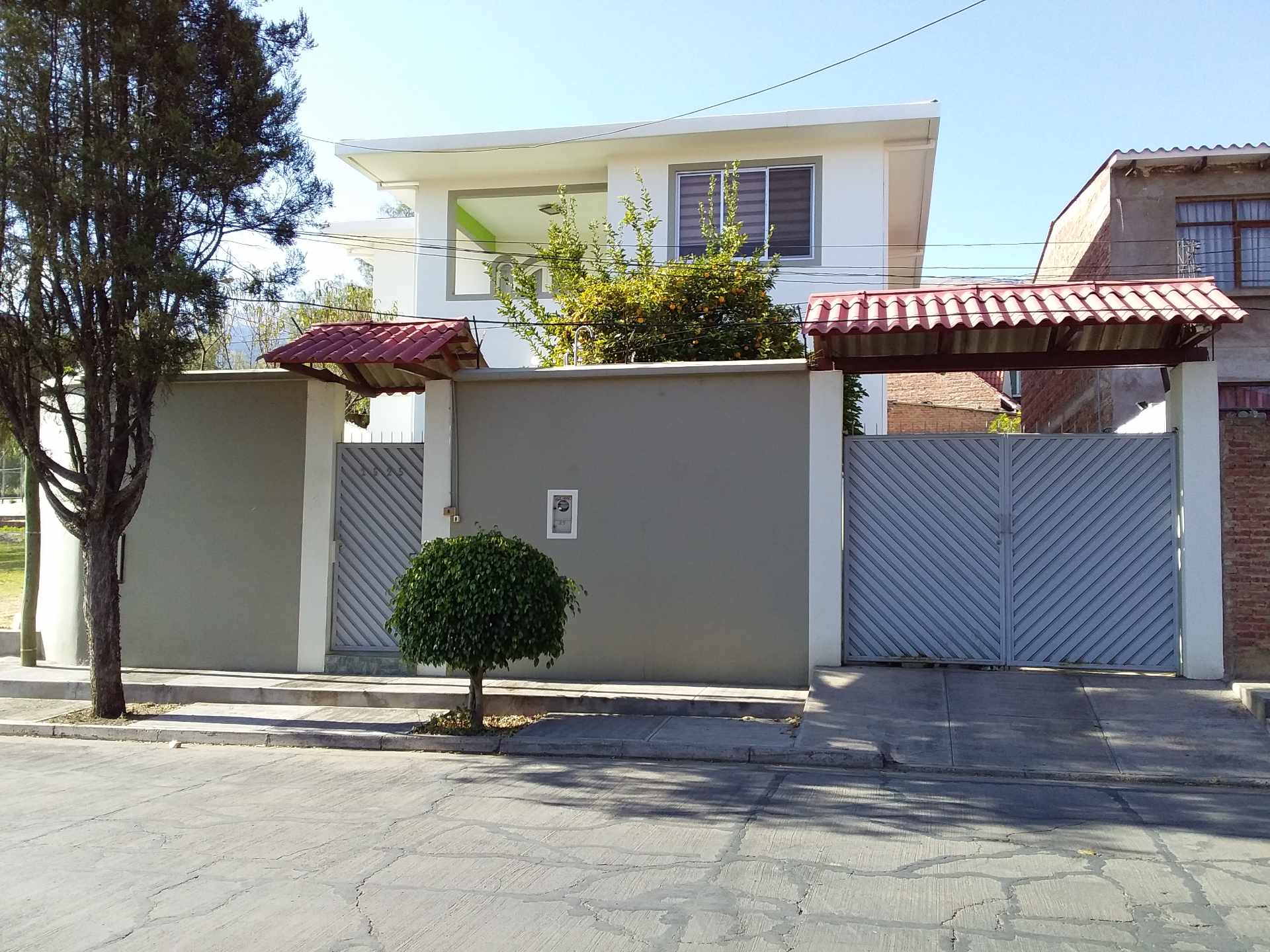 Casa en Aranjuez en Cochabamba 4 dormitorios 4 baños 3 parqueos Foto 1