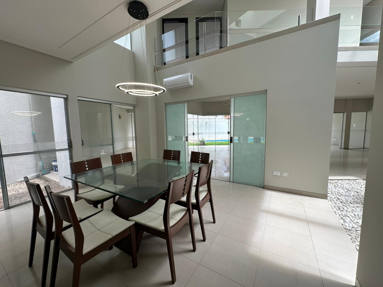 Casa en Entre 4to y 5to anillo Norte en Santa Cruz de la Sierra 5 dormitorios 6 baños 2 parqueos Foto 9