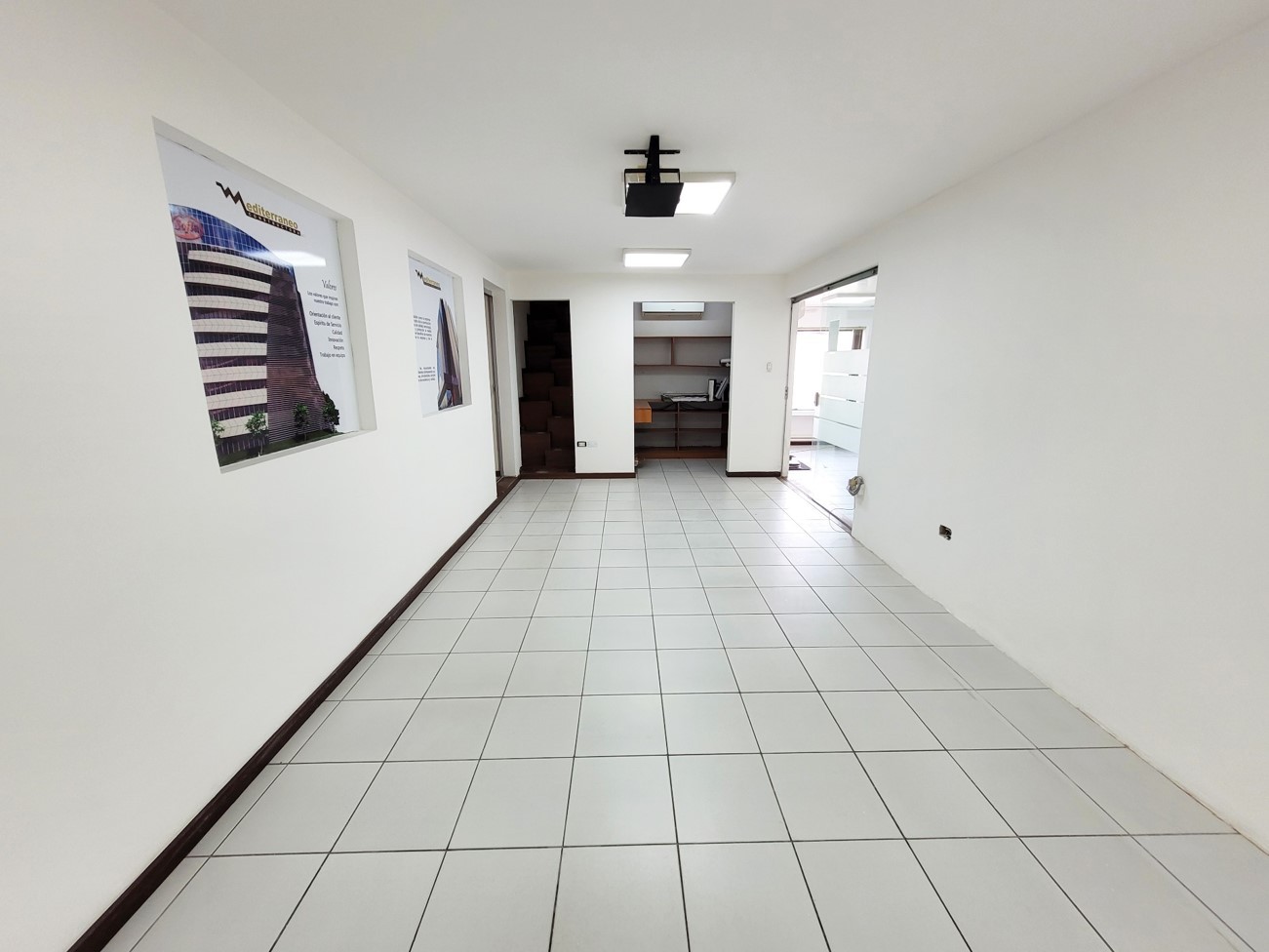 Oficina en VentaOFICINA CON AMPLIOS PARQUEOS INTERNOS EN VENTA EN LA ZONA SUR AV. SANTOS DUMONT ENTRE 2DO Y 3ER ANILLO A 50 MERTOS DE LA AVENIDA, PASILLO CHACO N°50 18 dormitorios 6 baños 9 parqueos Foto 16