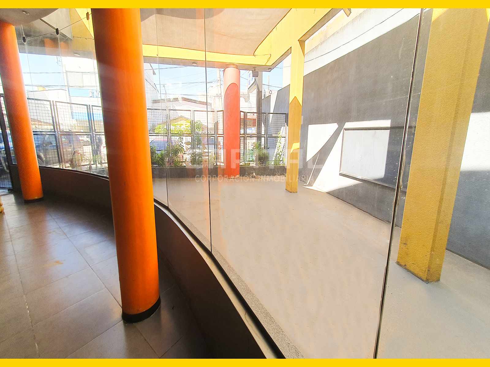 Local comercial en Entre 1er y 2do anillo Este en Santa Cruz de la Sierra 2 dormitorios 4 baños 1 parqueos Foto 6