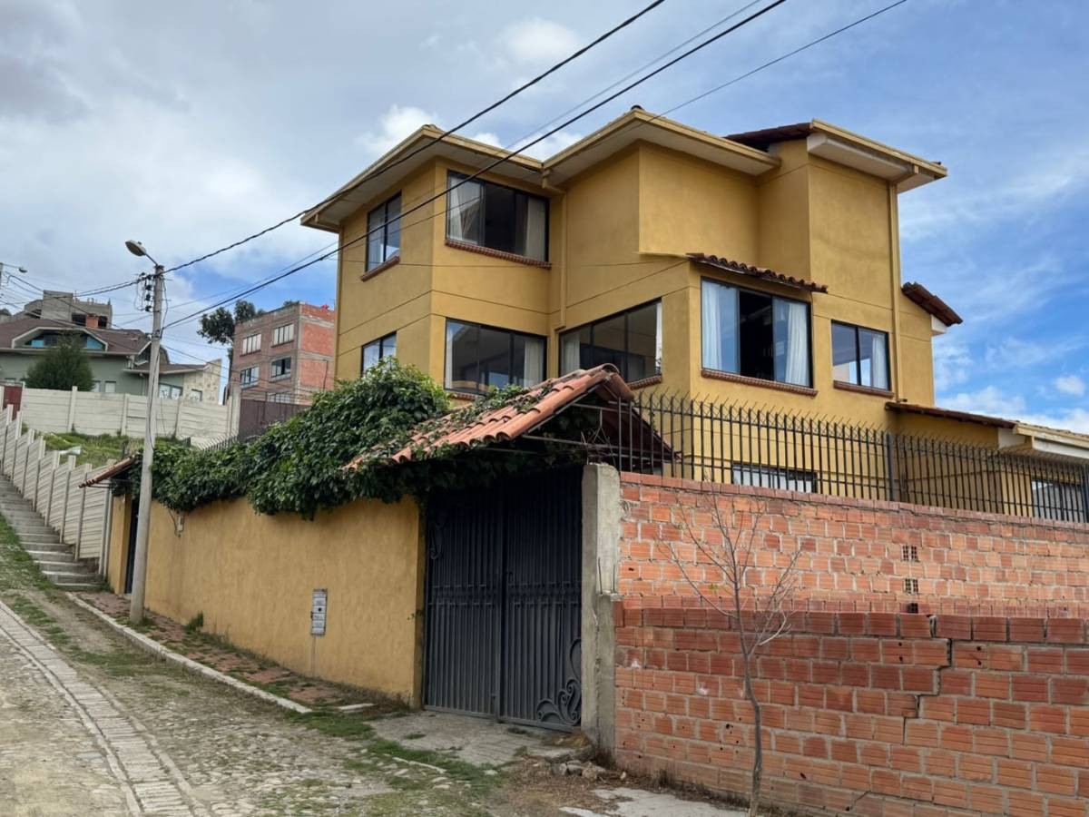 Casa en VentaACHUMANI URB. LOS ROSALES 4 dormitorios 4 baños 3 parqueos Foto 1