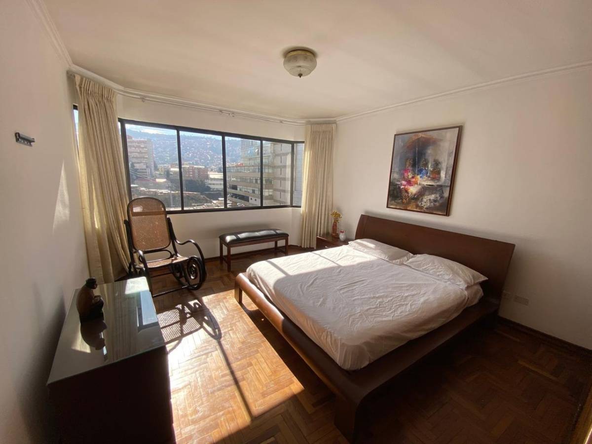 Departamento en San Jorge en La Paz 4 dormitorios 4 baños 1 parqueos Foto 11