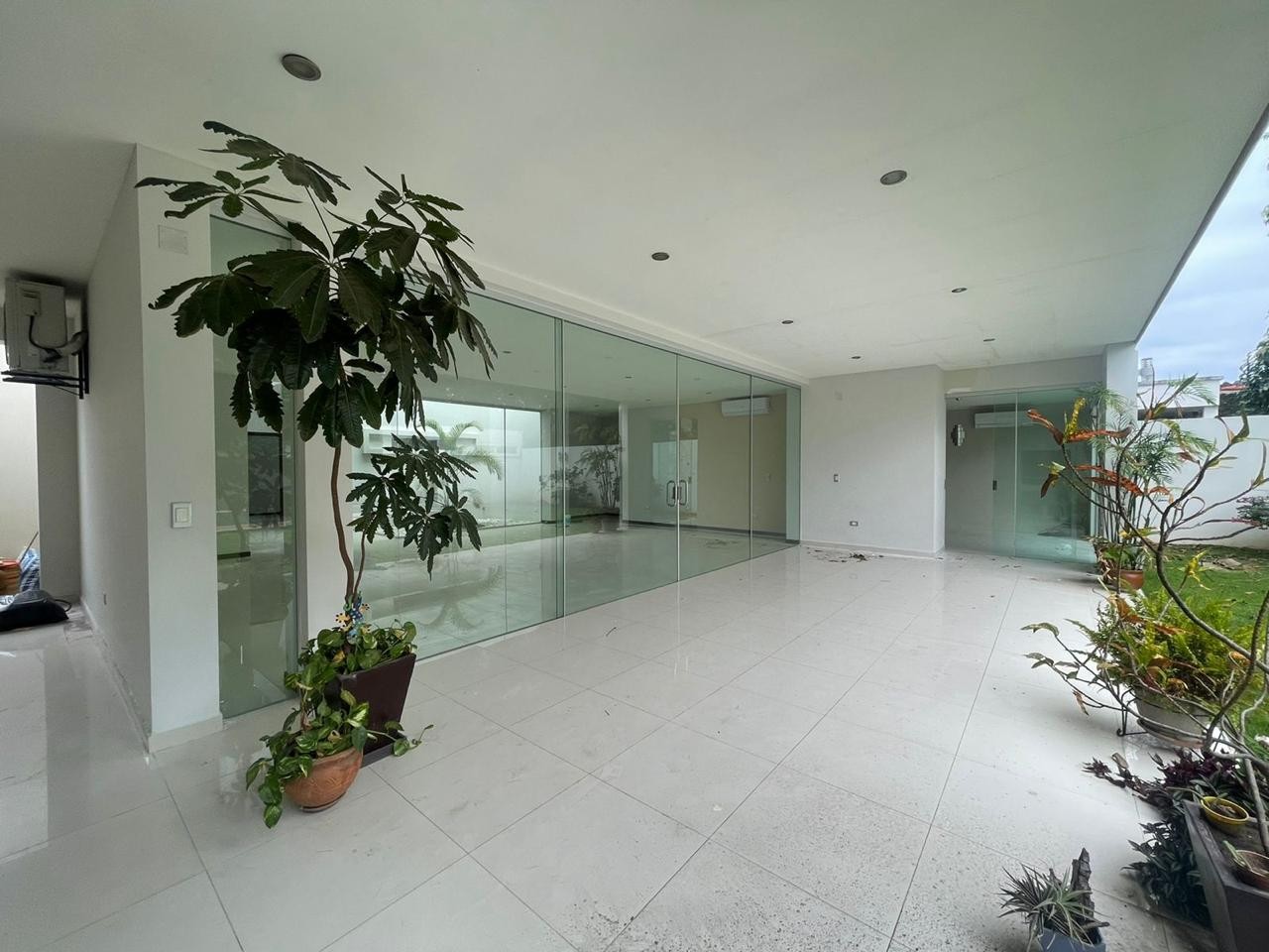 Casa en Entre 3er y 4to anillo Oeste en Santa Cruz de la Sierra 4 dormitorios 6 baños 4 parqueos Foto 28