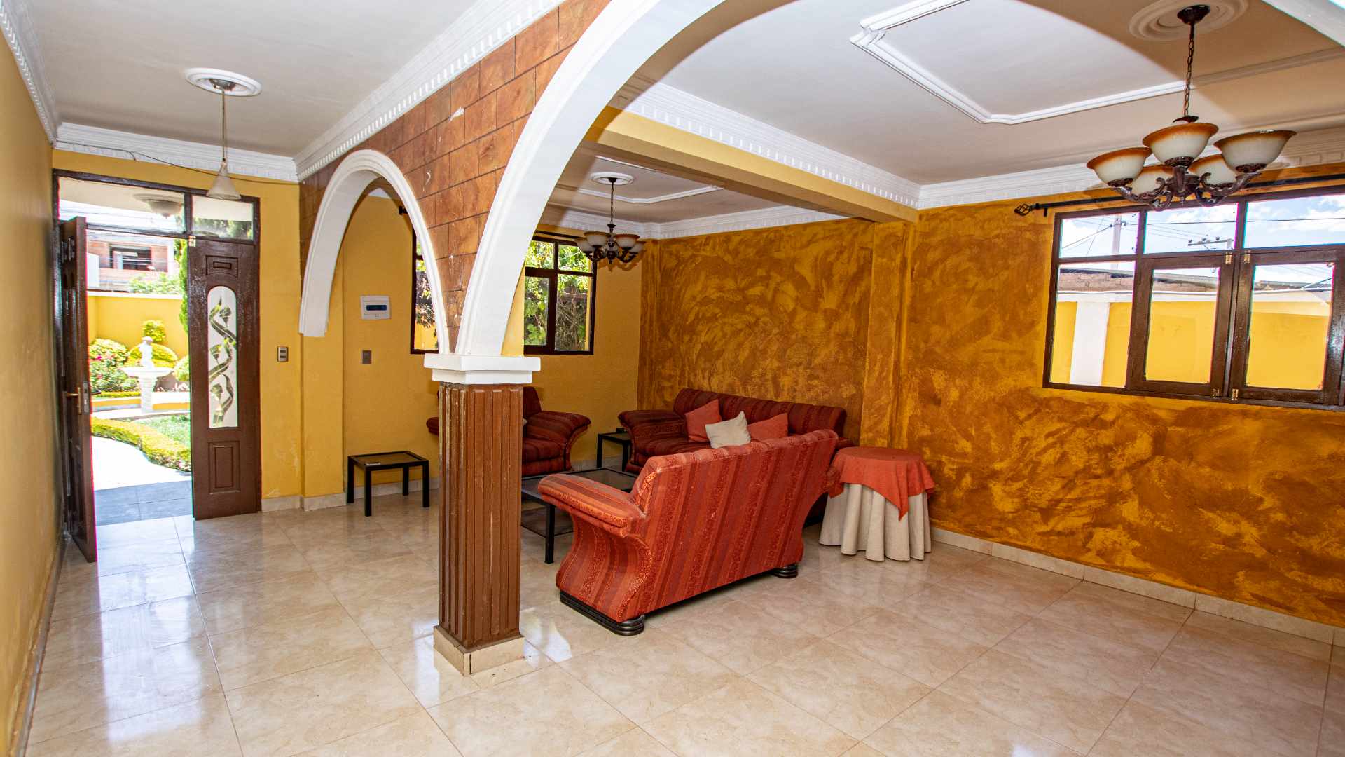 Casa en Colcapirhua en Cochabamba 4 dormitorios 3 baños 2 parqueos Foto 6