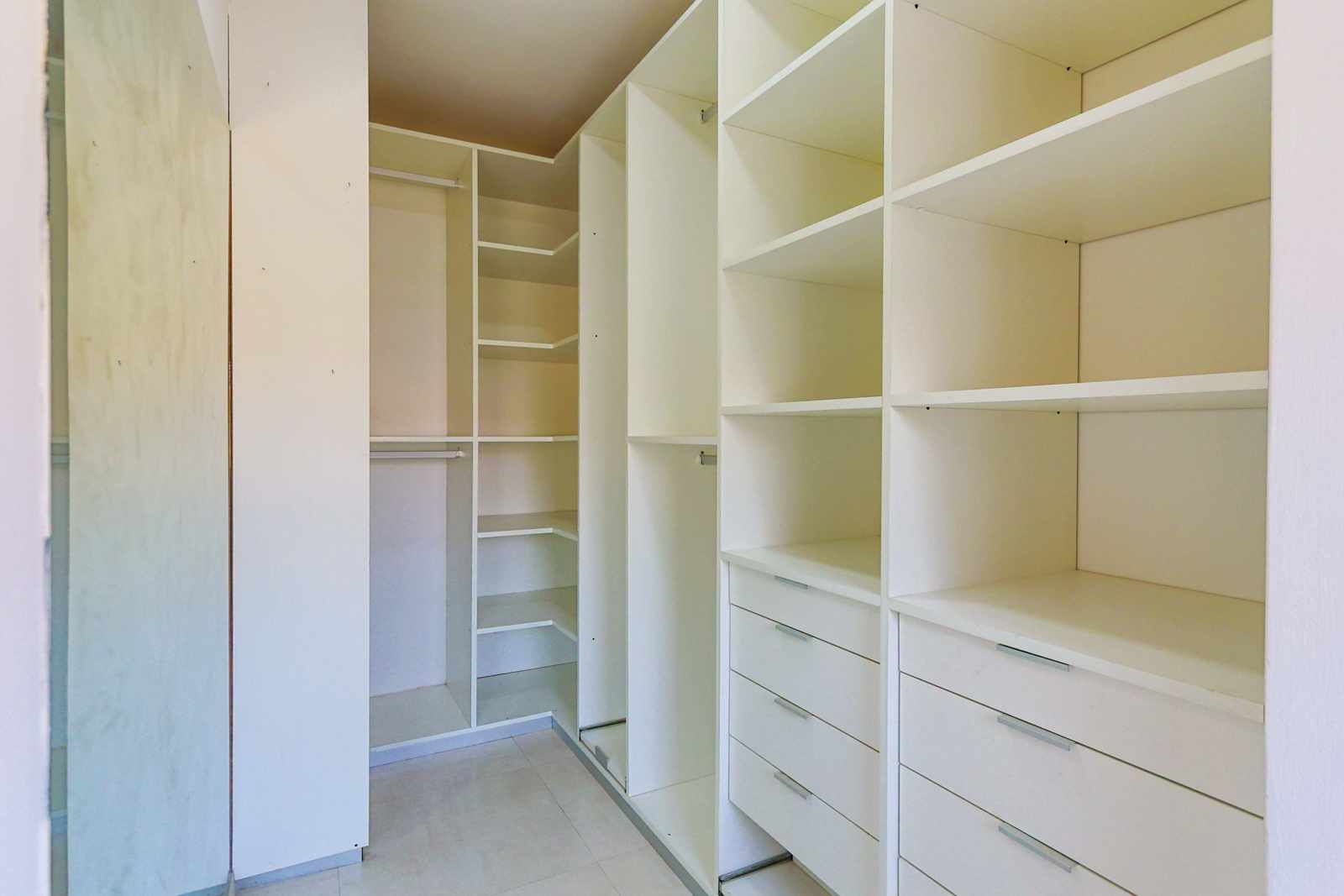 Casa en AlquilerZona Norte, 6to Anillo condominio Ciudad Jardin  4 dormitorios 4 baños 3 parqueos Foto 7