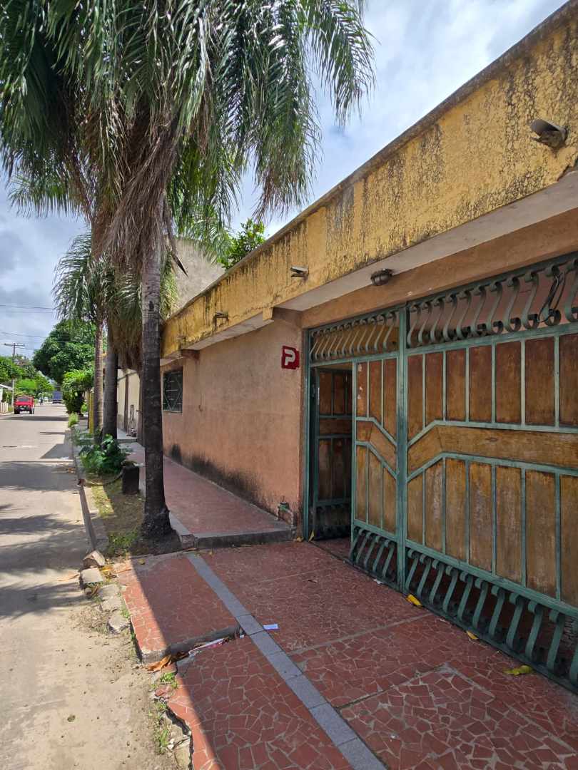 Casa en AlquilerAv. 3 Pasos al Frente, 3er anillo, entrada a la Bimodal, calle Carmelo Ortiz # 3130 2 dormitorios 2 baños 2 parqueos Foto 14