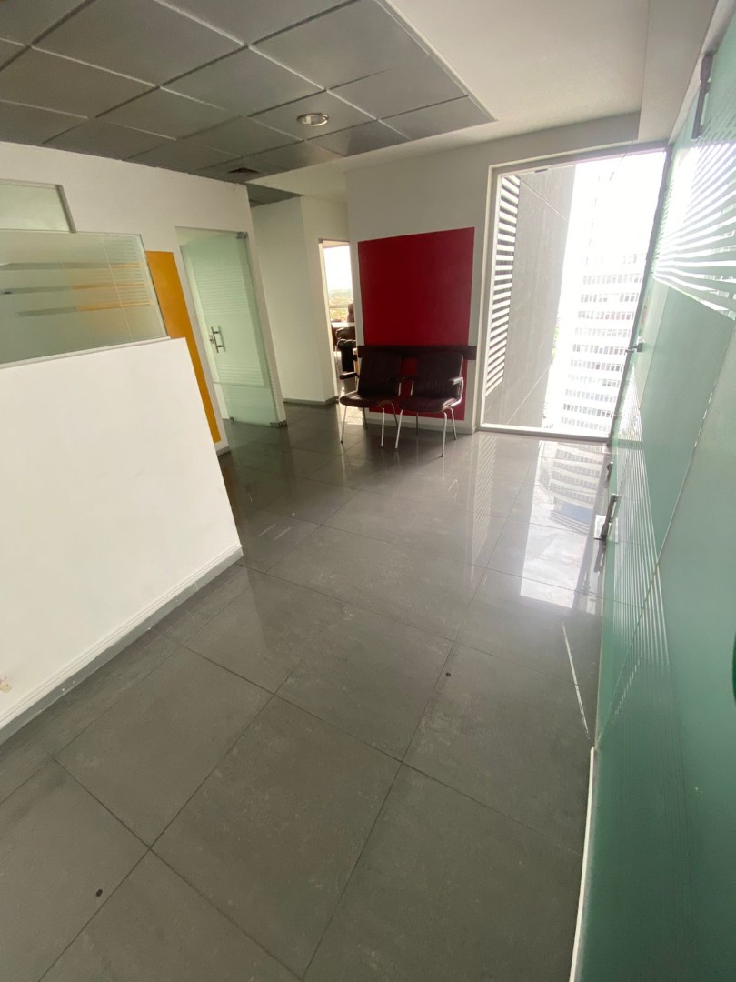 Oficina en VentaOFICINA EN VENTA O ALQUILER TORRE DUO ZONA EQUIPETROL 3 dormitorios 1 baños 1 parqueos Foto 3