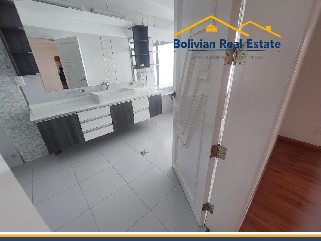 Casa en Calacoto en La Paz 4 dormitorios 3 baños 2 parqueos Foto 14