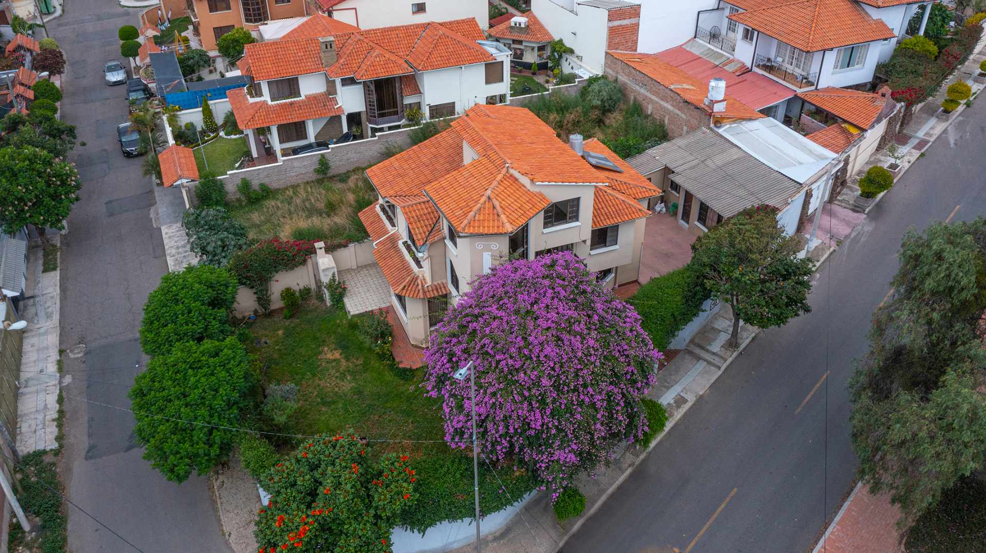 Casa en Queru Queru en Cochabamba 4 dormitorios 3 baños 2 parqueos Foto 37