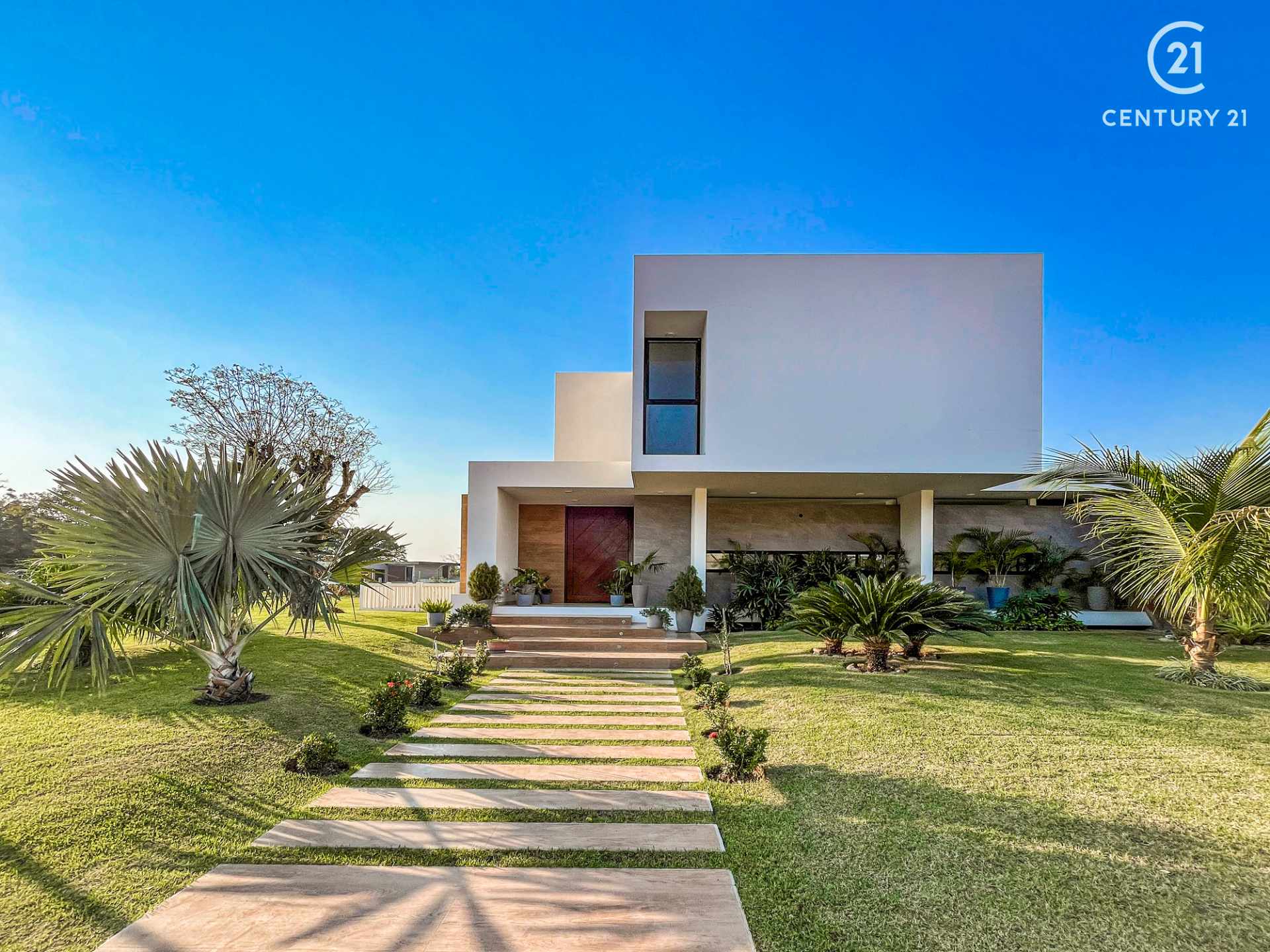 Casa en Urubó en Santa Cruz de la Sierra 4 dormitorios 5 baños 4 parqueos Foto 1