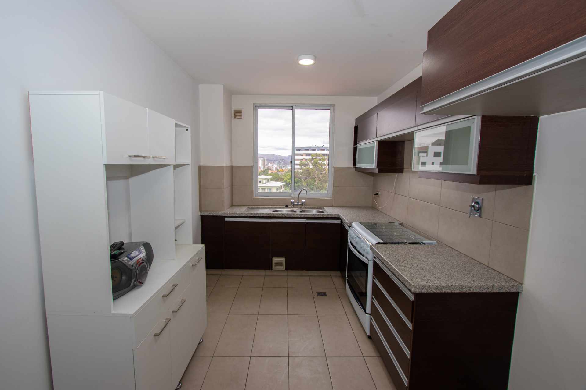 Departamento en VentaEdificio Versalles, Calle Miguel Aguirre - Zona Queru Queru 3 dormitorios 2 baños 2 parqueos Foto 4