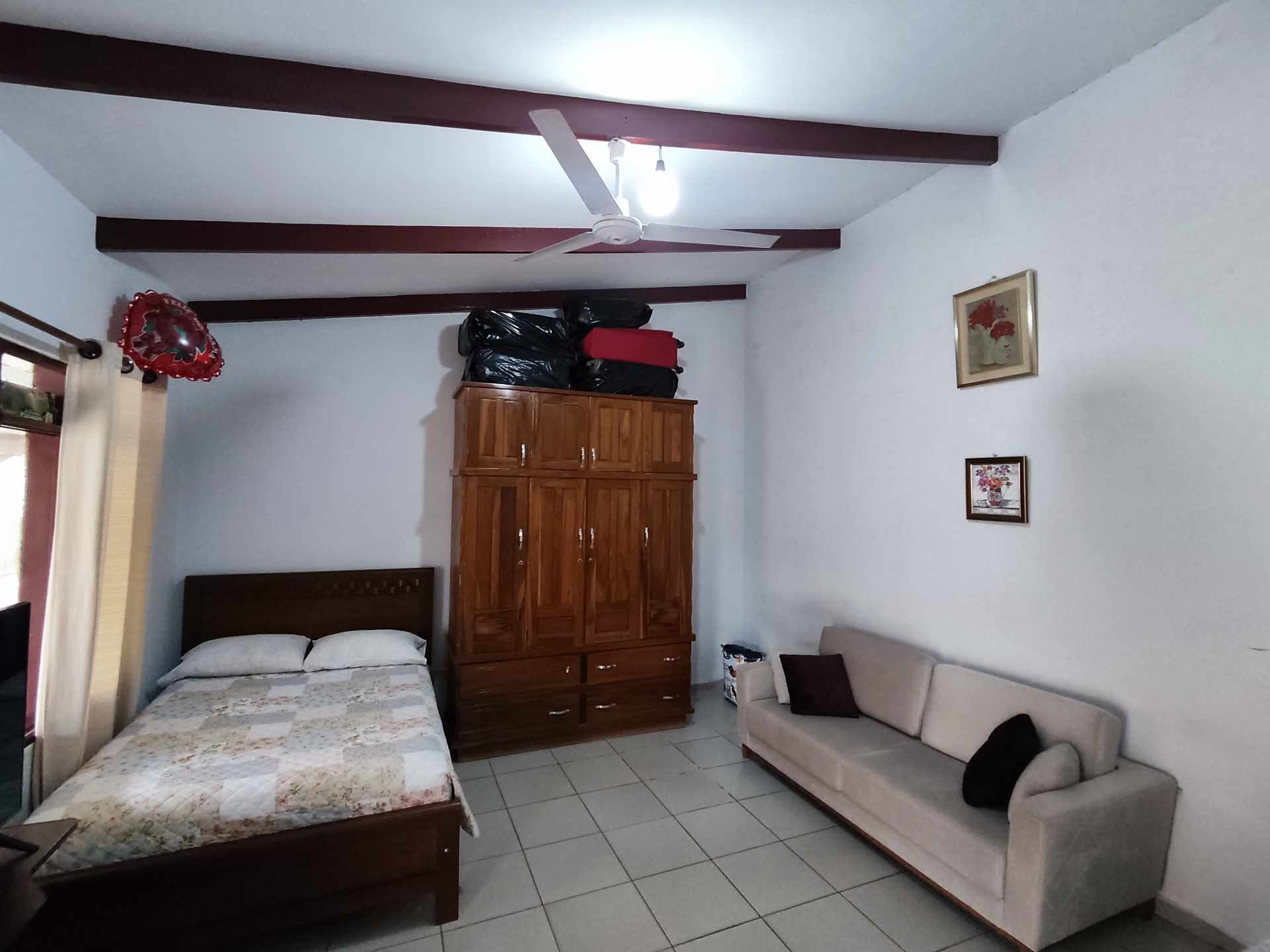 Casa en VentaZona Sur, a una cuadra de la Av. Bolivia.  2 dormitorios 1 baños 3 parqueos Foto 3