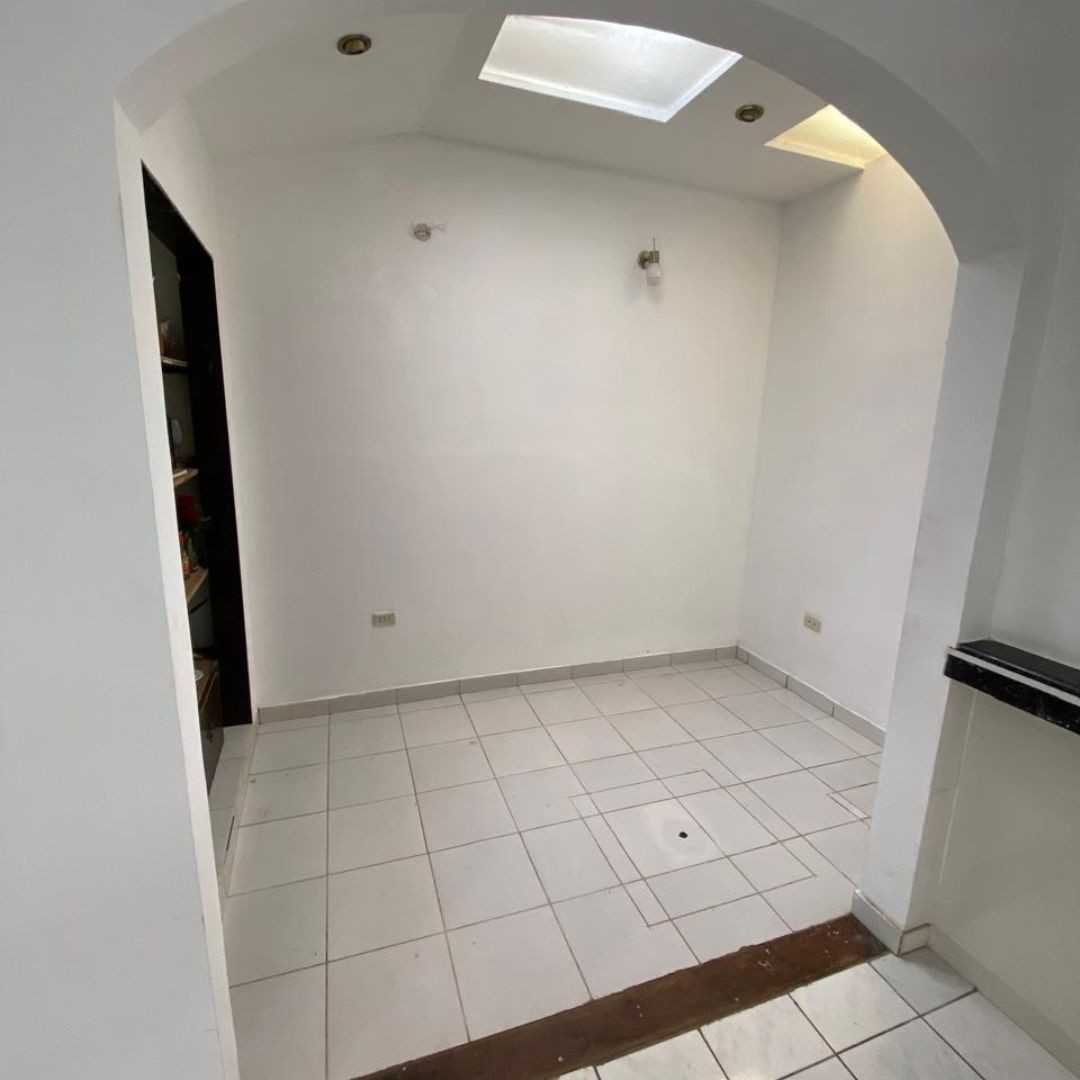 Casa en Entre 4to y 5to anillo Sur en Santa Cruz de la Sierra 5 dormitorios 4 baños 3 parqueos Foto 5