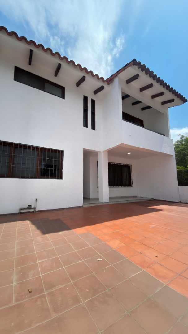 Casa en AlquilerAvenida Alemana
Entre 2do y 3er anillo 3 dormitorios 3 baños 2 parqueos Foto 3