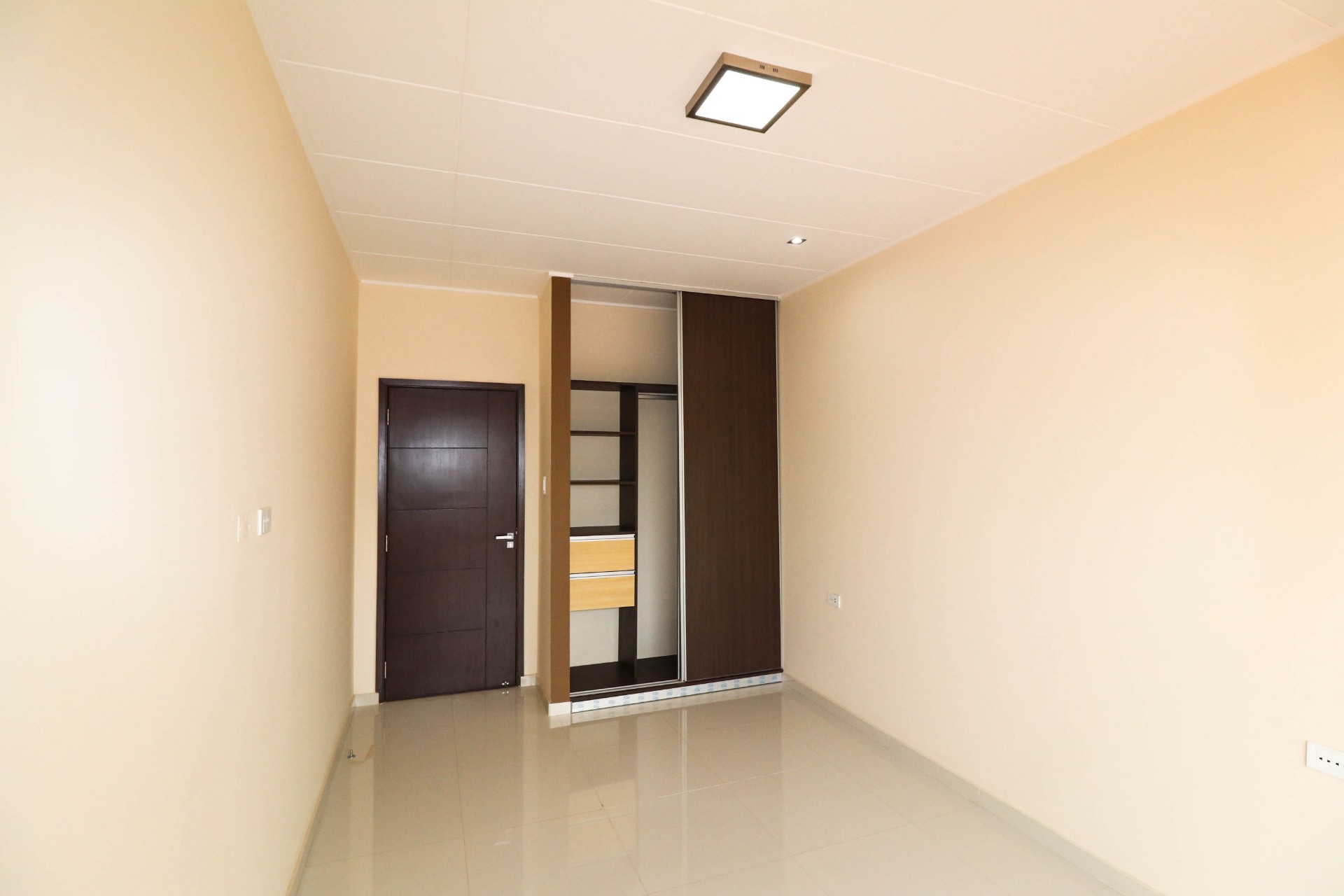 Casa en Entre 7mo y 8vo anillo Sur en Santa Cruz de la Sierra 4 dormitorios 3 baños 2 parqueos Foto 9