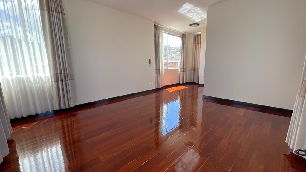 Departamento en AlquilerPENTHOUSE CON TERRAZA PRIVADA EN ALQUILER EN ACHUMANI 4 dormitorios 6 baños 2 parqueos Foto 9