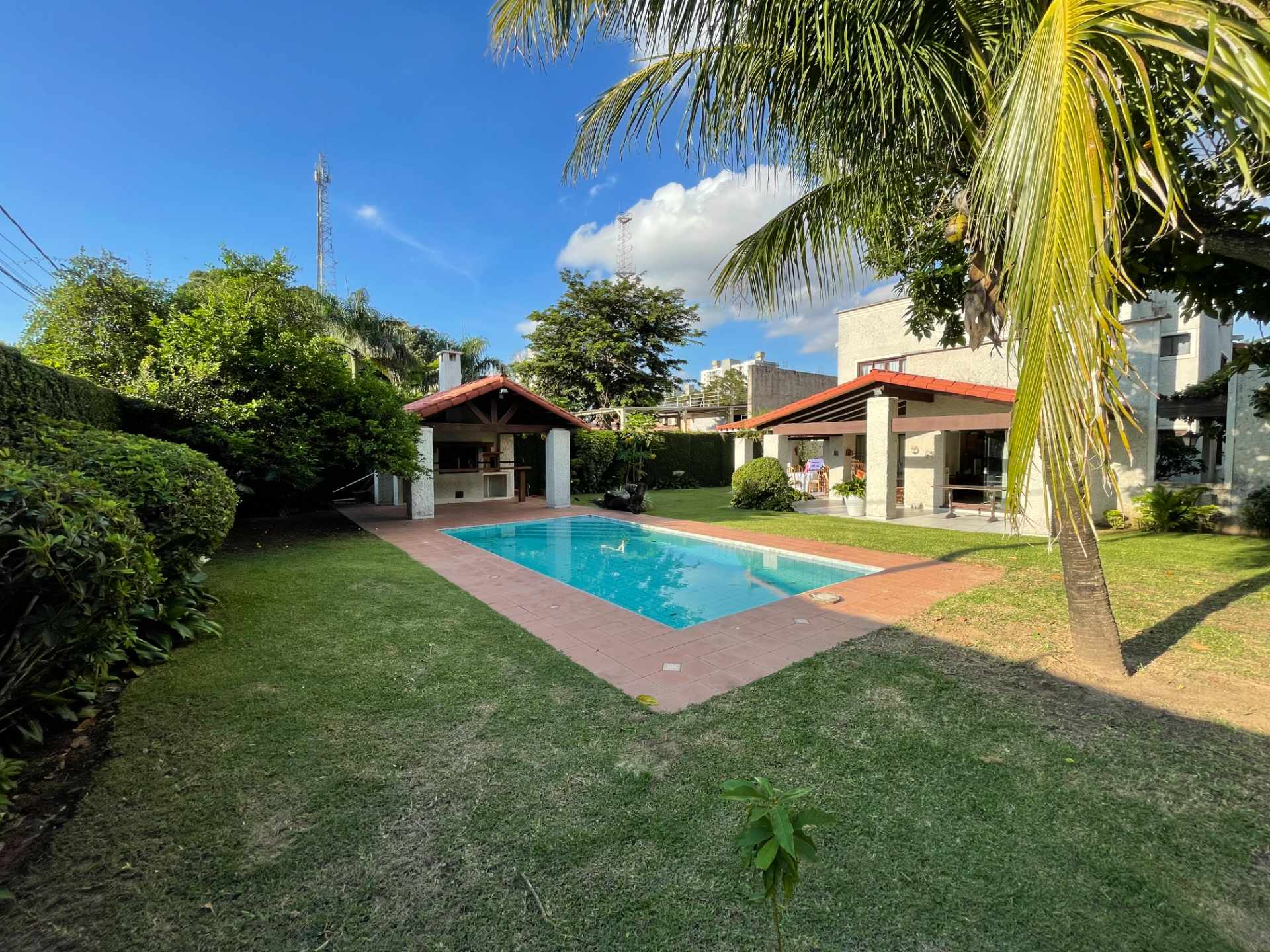 Casa en Entre 4to y 5to anillo Oeste en Santa Cruz de la Sierra 3 dormitorios 6 baños 4 parqueos Foto 1