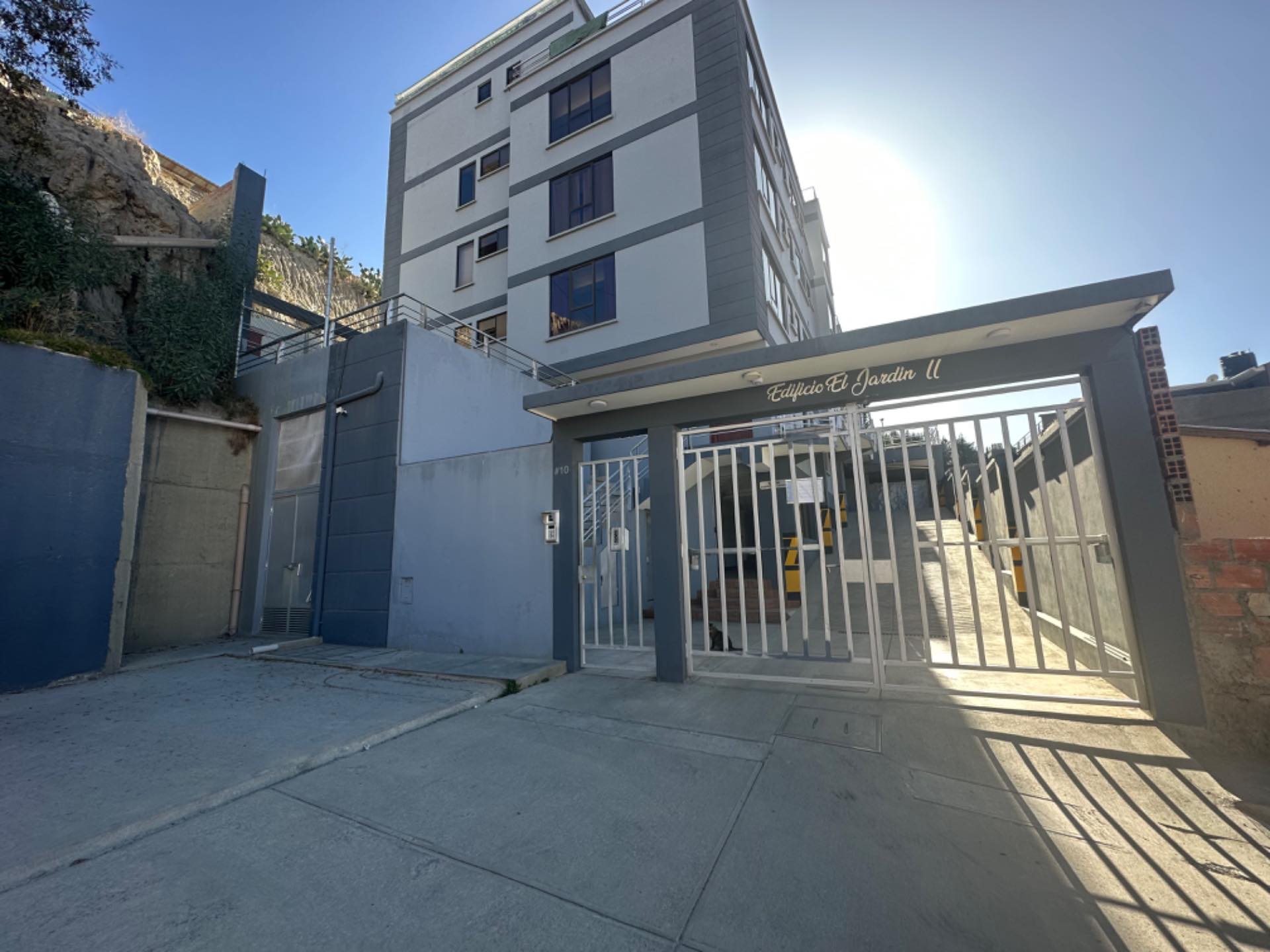 Departamento en VentaDEPARTAMENTO EN VENTA!! Obrajes avenida costanera a una cuadra del cementerio jardín  2 dormitorios 2 baños 1 parqueos Foto 22