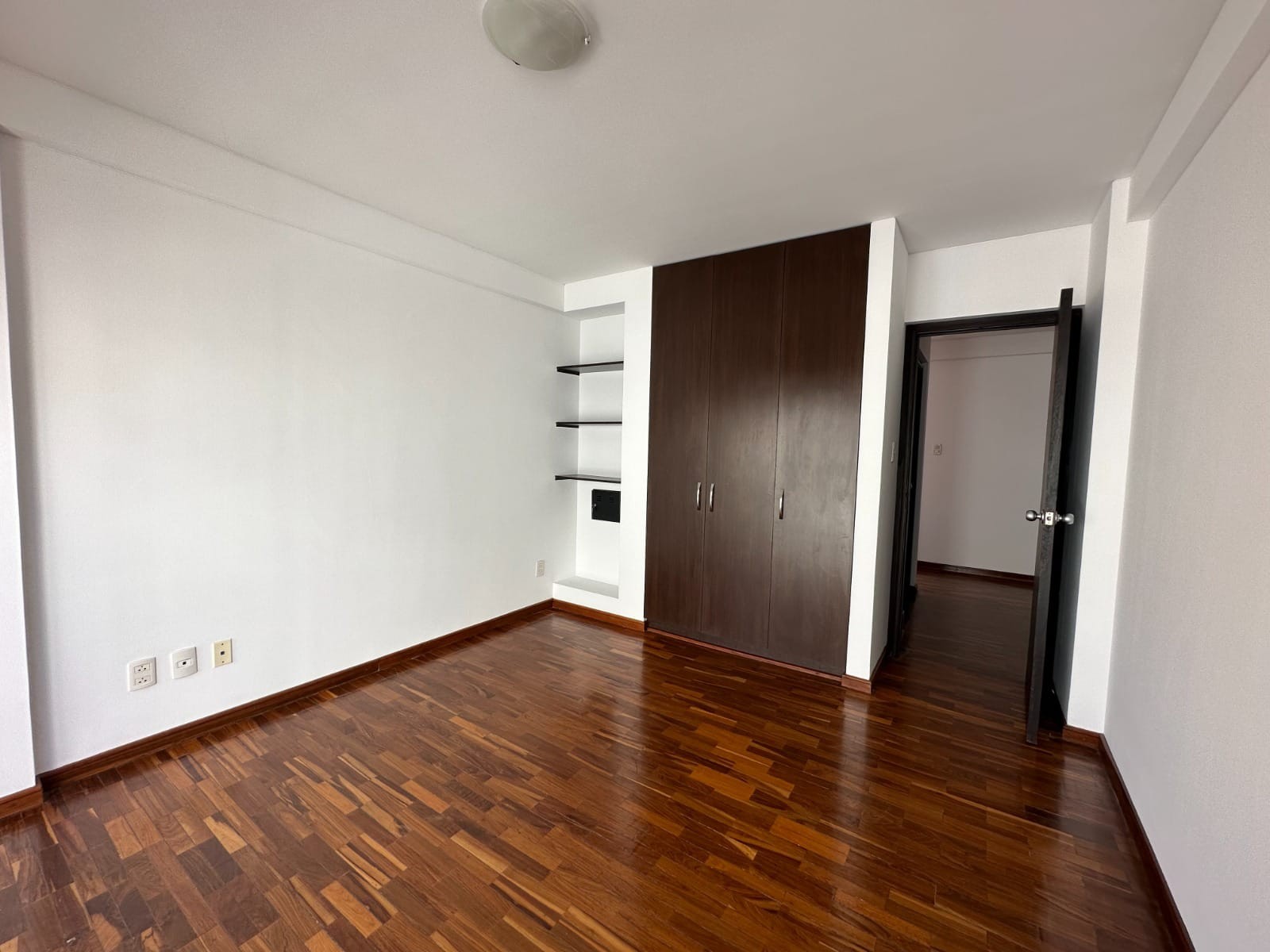 Departamento en Calacoto en La Paz 4 dormitorios 3 baños 2 parqueos Foto 17