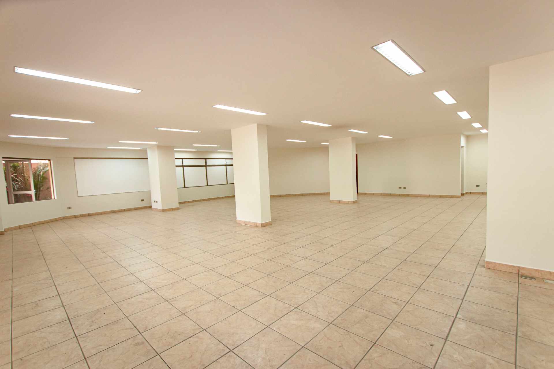 Local comercial en AlquilerAv. Ballivian, Prado - Edif. Torres del Sol - Centro - Cochabamba  2 baños  Foto 13