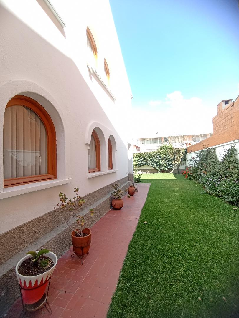 Departamento en VentaCASA EN VENTA / IRPAVI 7 dormitorios 5 baños 5 parqueos Foto 22