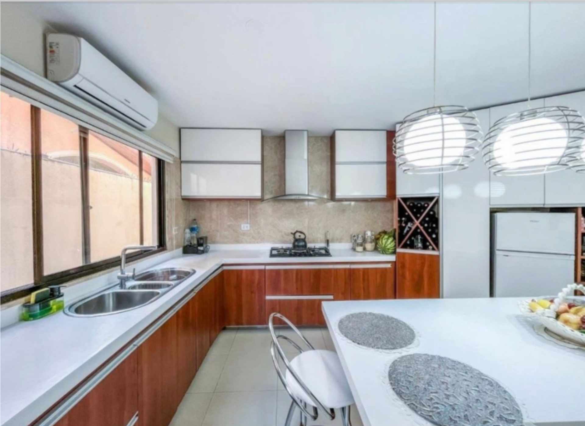 Casa en Entre 2do y 3er anillo Norte en Santa Cruz de la Sierra 4 dormitorios 6 baños 3 parqueos Foto 6