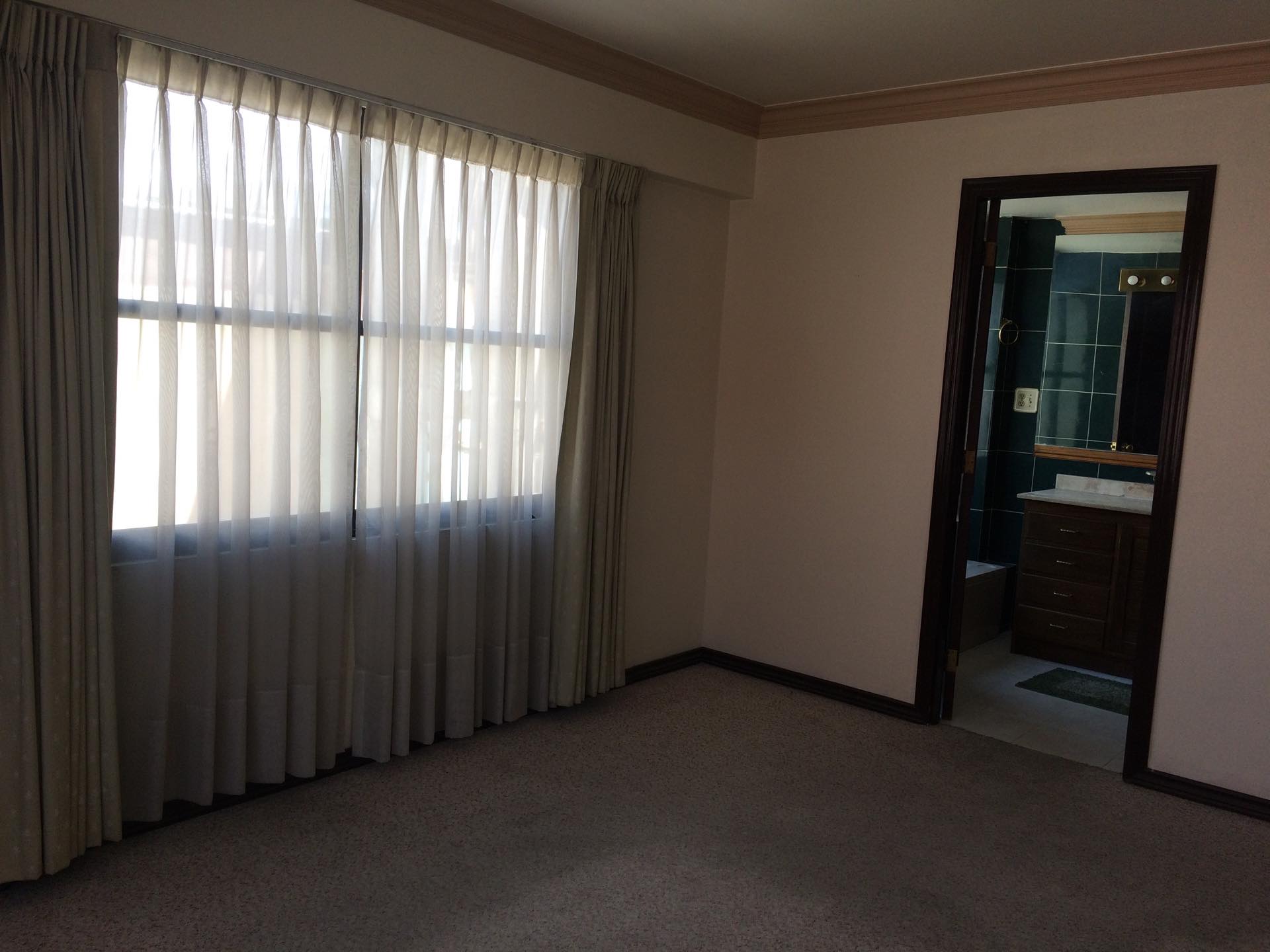 Departamento en Venta HERMOSO Y SOLEADO DEPARTAMENTO EN LA 21 CALACOTO 3 dormitorios 4 baños 1 parqueos Foto 9