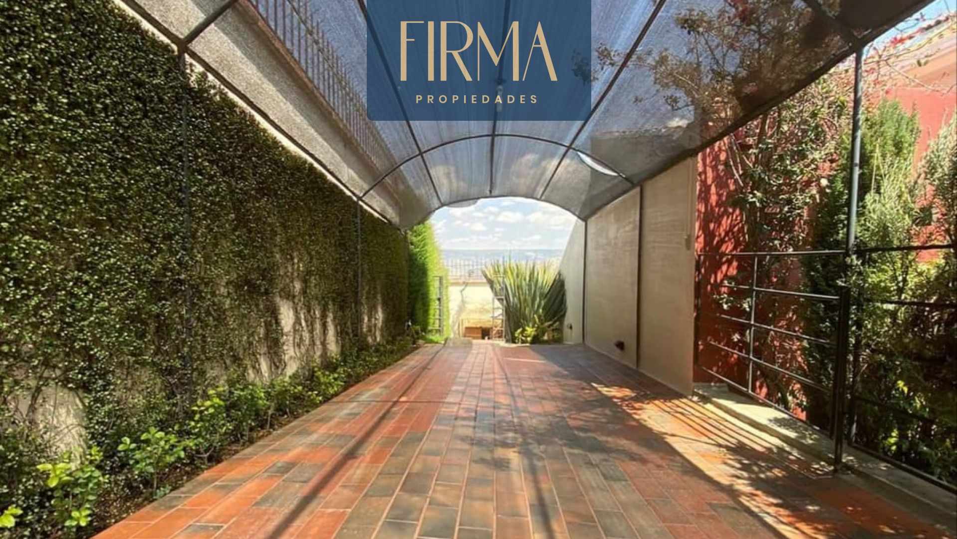 Casa en VentaLas Lomas de Achumani 3 dormitorios 3 baños 2 parqueos Foto 2