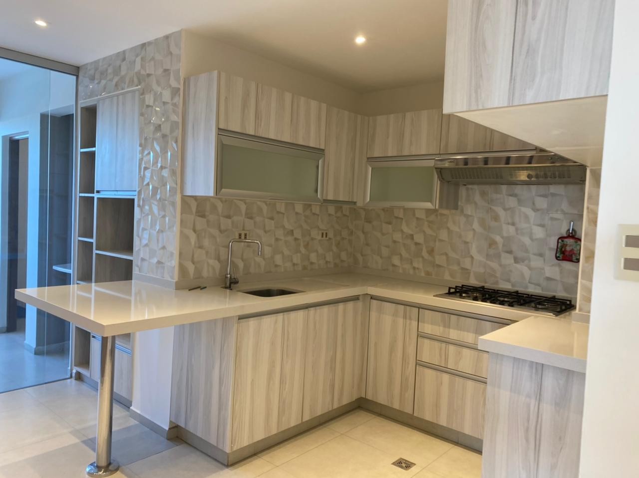 Departamento en Entre 3er y 4to anillo Norte en Santa Cruz de la Sierra 3 dormitorios 3 baños 2 parqueos Foto 4