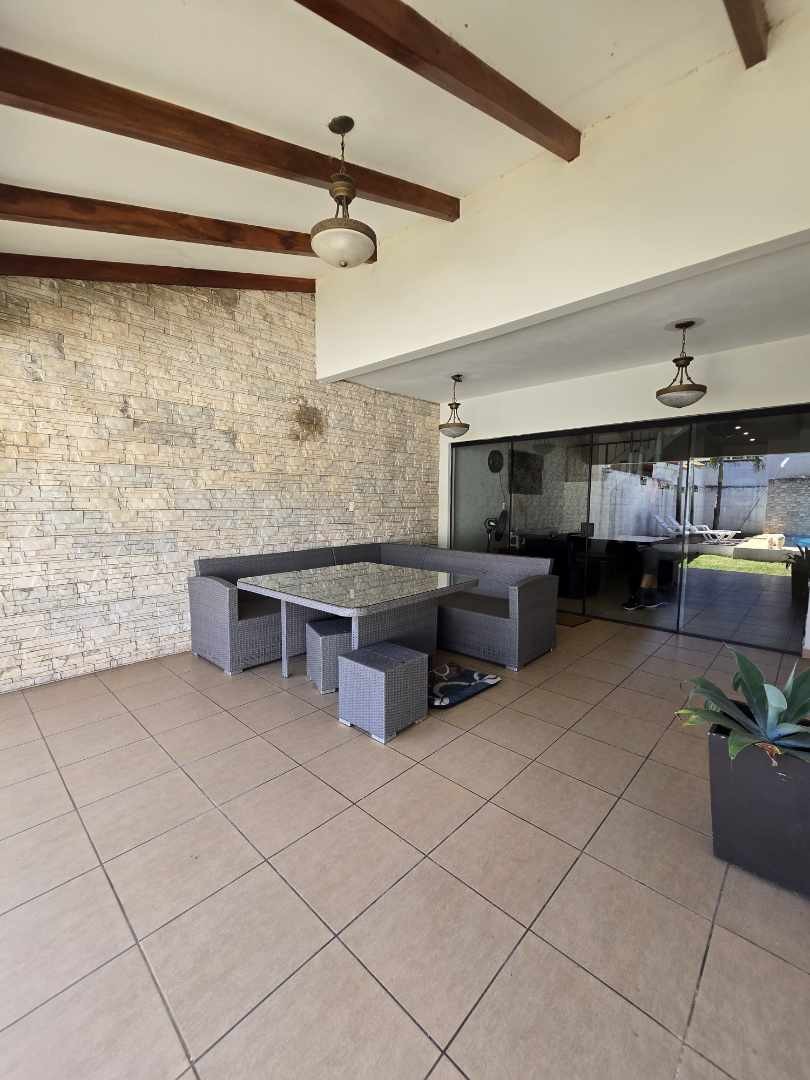 Casa en VentaCASA EN VENTA –CONDOMINIO VERSALLES
📍 Zona Norte, Km 8½ – Carretera al Norte, Santa Cruz de la Sierra Foto 5