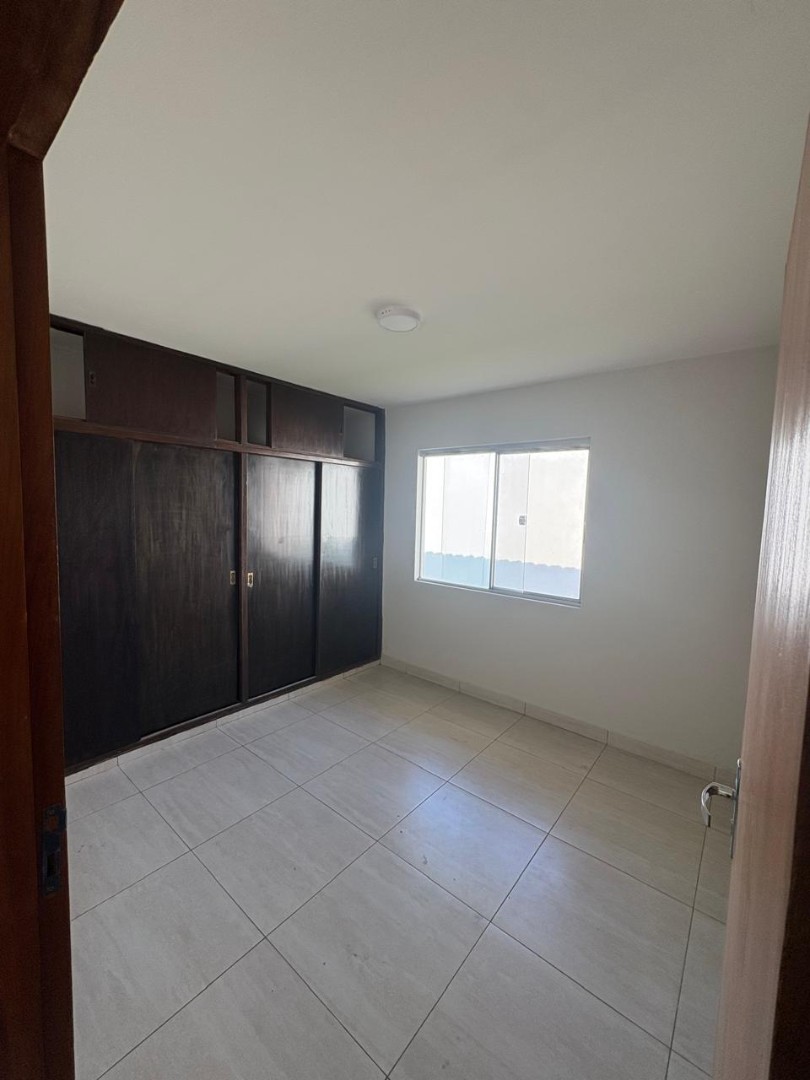 Casa en VentaZona norte, C/ Las Piñas, en plena esquina, entre  la Av. Mutualista y Alemana Foto 3