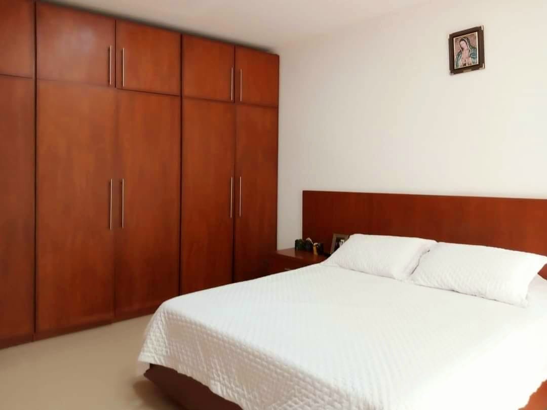 Casa en AlquilerAv  pirai 4to anillo 
Bellísima CASA AMOBLADA  de 4 DORMITORIOS  4 dormitorios 6 baños 2 parqueos Foto 19