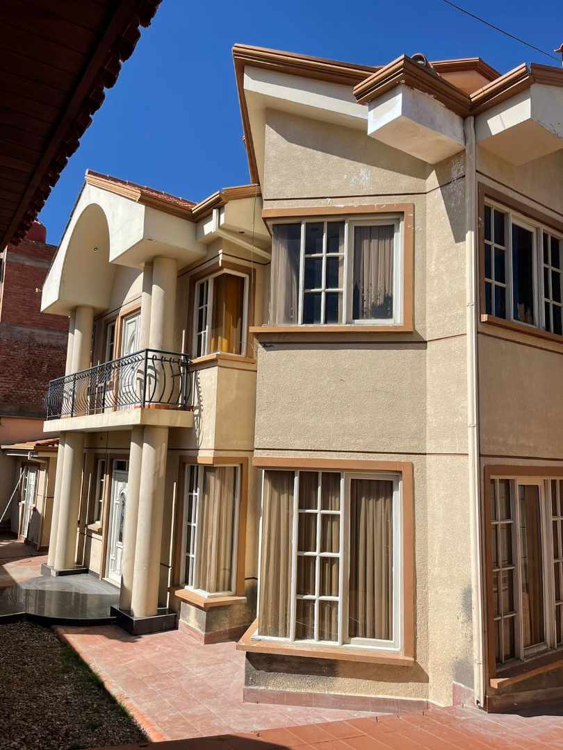 Casa en Sacaba en Cochabamba 4 dormitorios 4 baños 3 parqueos Foto 3