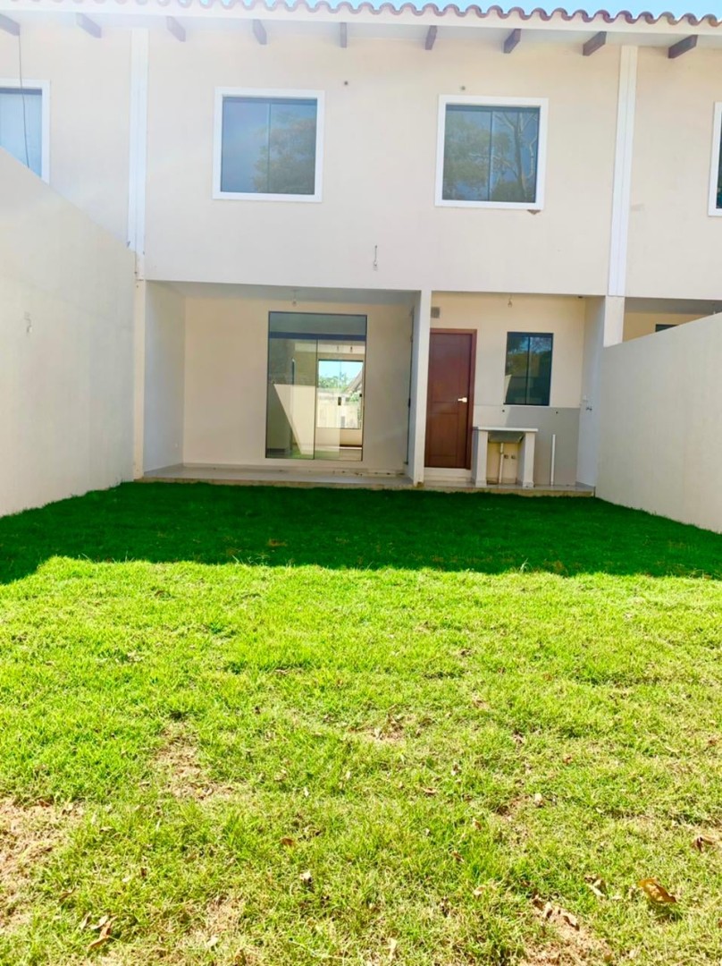 Casa en VentaCondominio Colonial Norte. Av. Bánzer km 8 1/2, atrás del Colegio Cambridge 3 dormitorios 3 baños 4 parqueos Foto 5