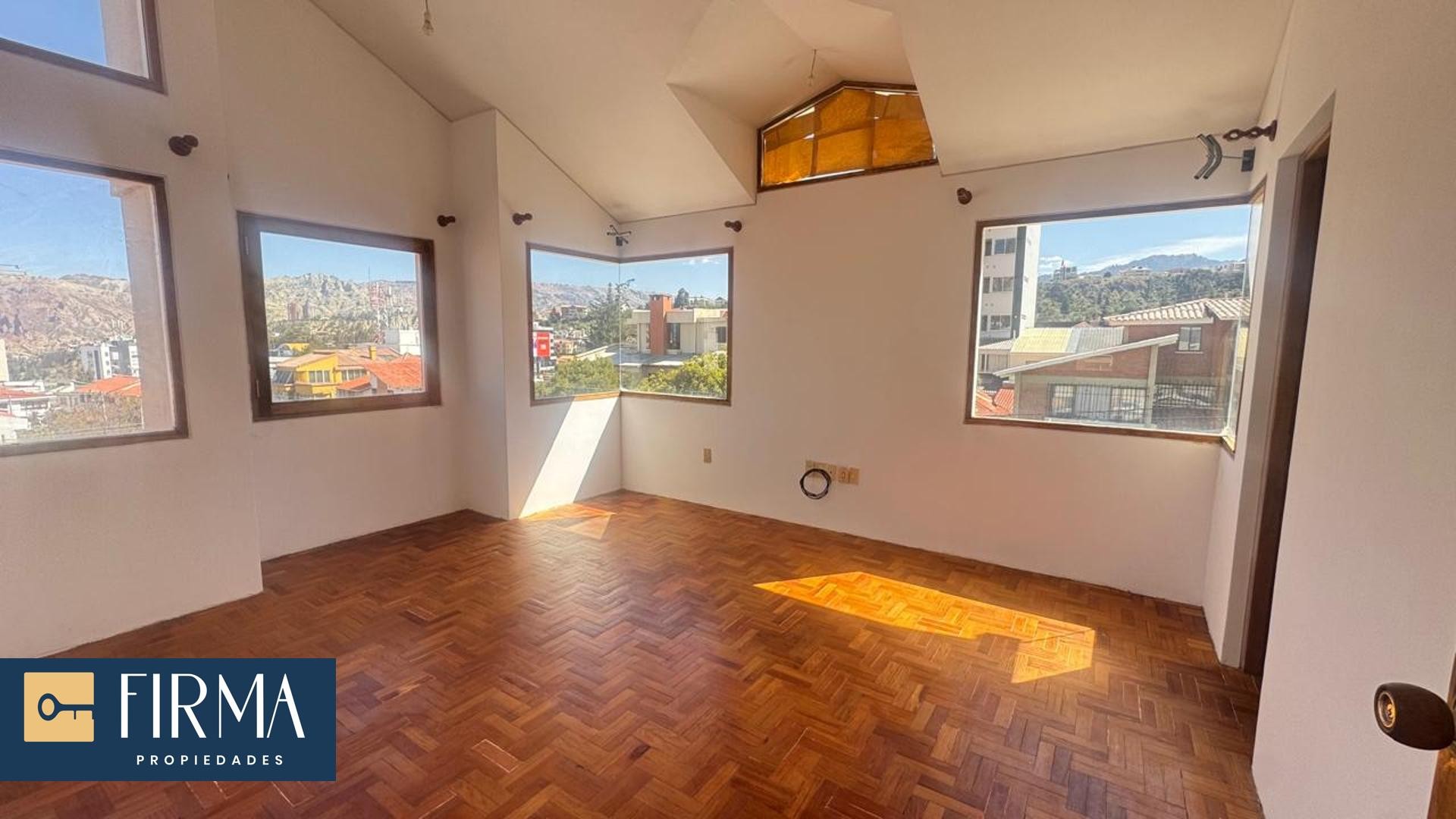 Casa en Achumani en La Paz 6 dormitorios 4 baños 2 parqueos Foto 1