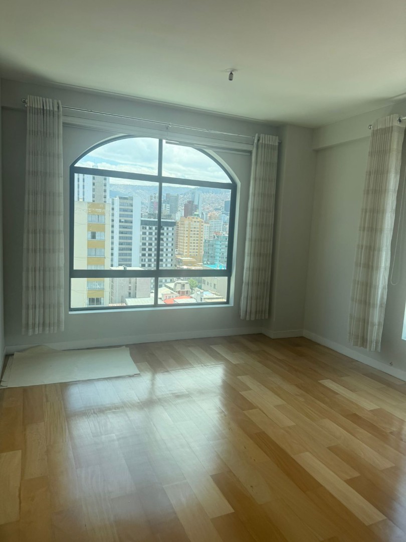 Departamento en VentaCalle Fernando Guachalla, entre 20 de octubre y 6 de agosto 3 dormitorios 2 baños 1 parqueos Foto 14