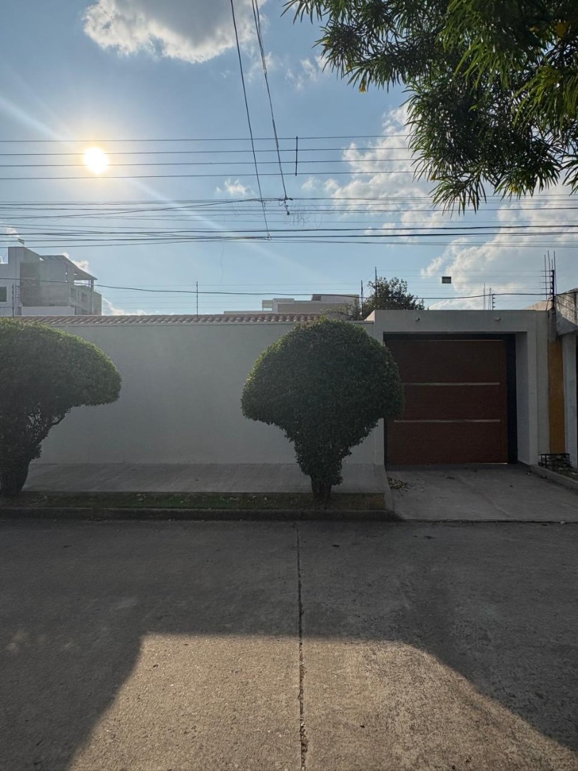 Casa en VentaZona norte, C/ Las Piñas, en plena esquina, entre  la Av. Mutualista y Alemana Foto 21