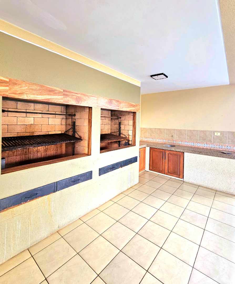 Casa Av. Banzer- ZONA REMANSO  Foto 8