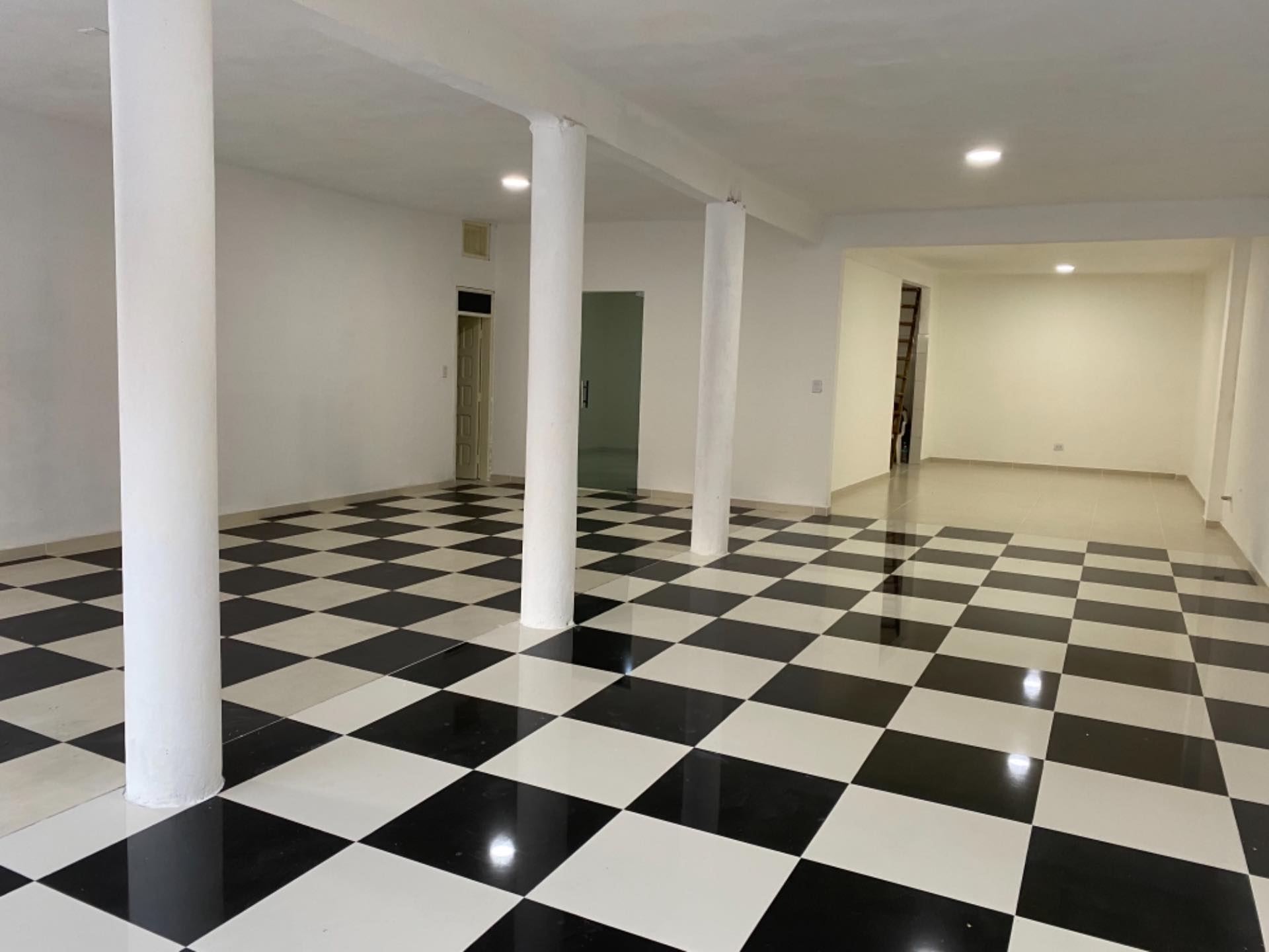 Local comercial en AlquilerAv. Busch #567 entre 1er y 2do anillo zona Cre  2 baños  Foto 1