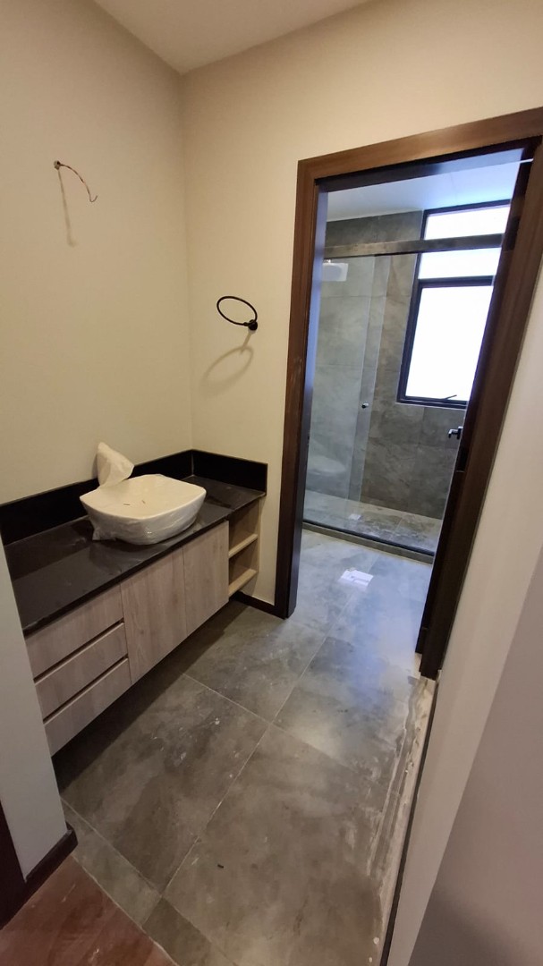 Departamento en VentaCalle 29 de Achumani 
Cerca de la Av. Principal 
 3 dormitorios 3 baños  Foto 7