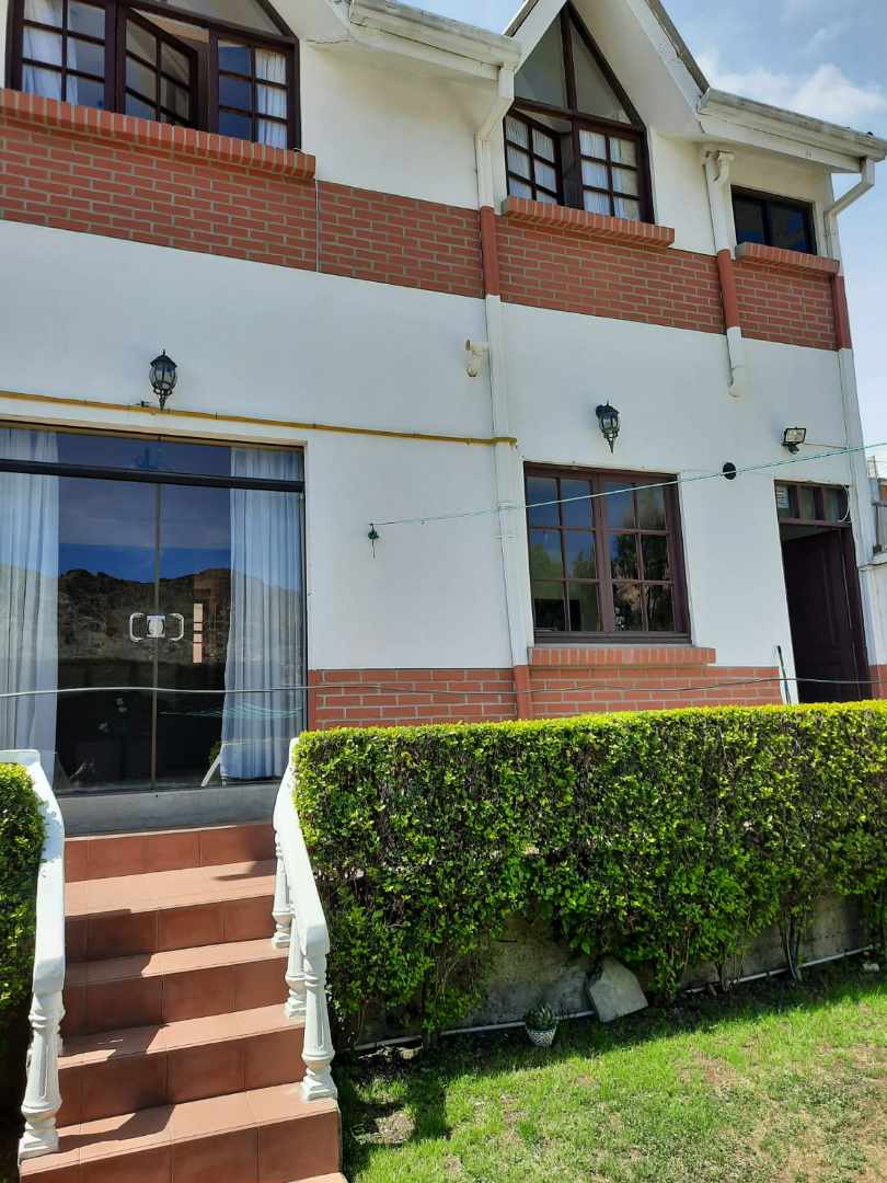 Casa en Cota Cota en La Paz 5 dormitorios 6 baños 2 parqueos Foto 2