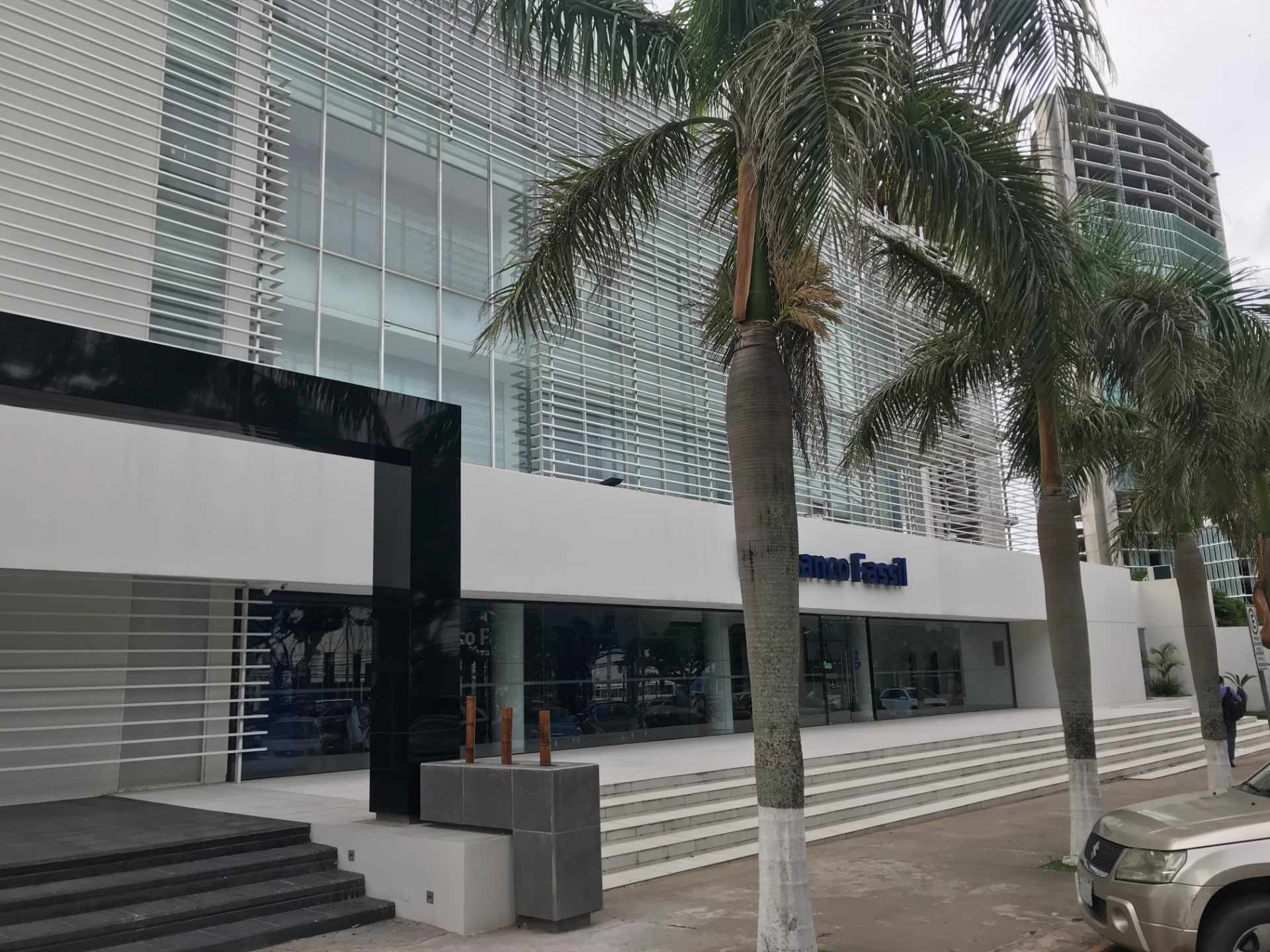 Oficina en AlquilerEdificio TACUARAL Av. San Martín entre 3er y 4to anillo Centro Empresarial Equipetrol.   Foto 6