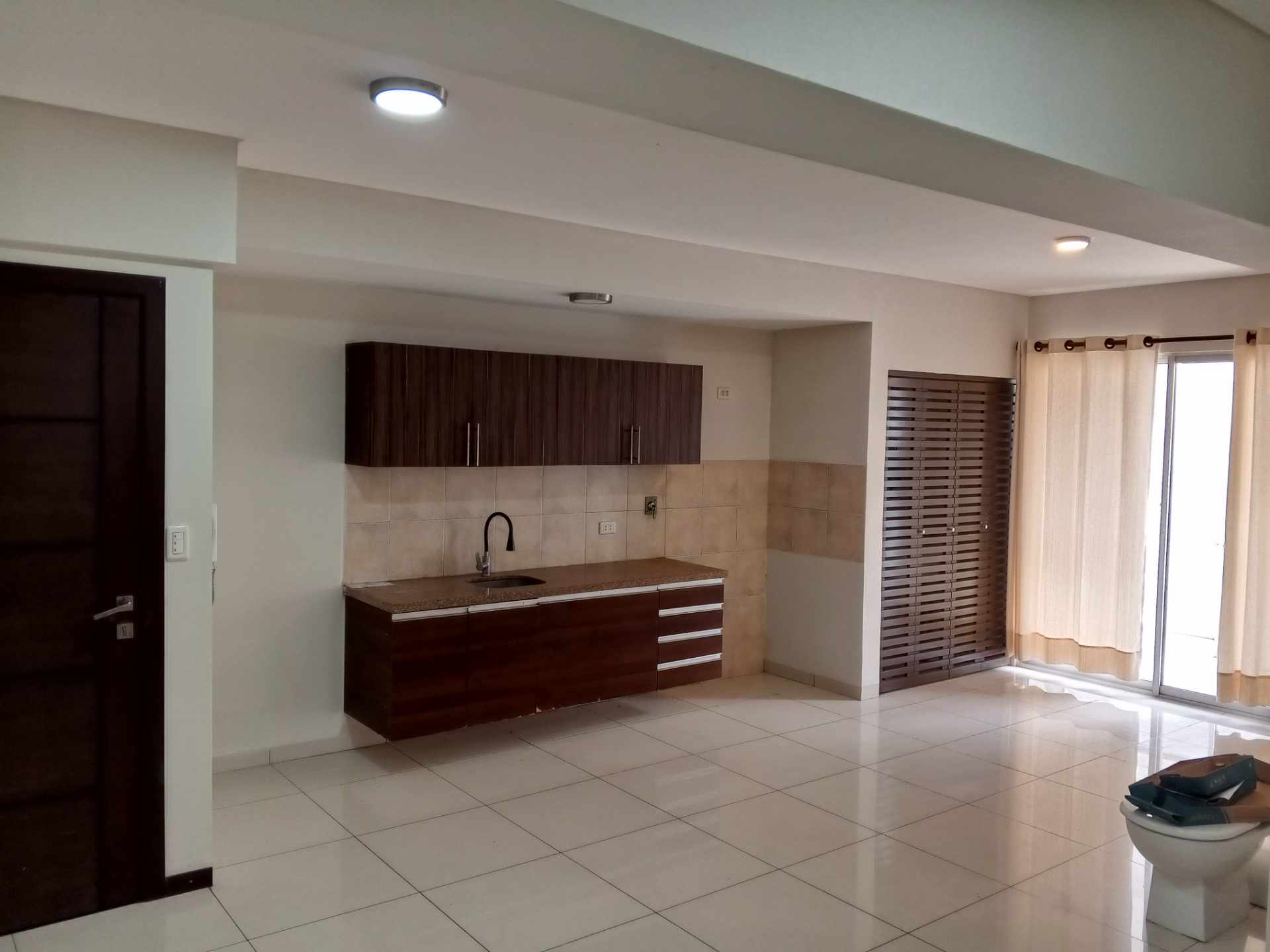 Departamento [CONDOMINIO CURUPAÚ PARAGUÁ| SOBRE AV. PARAGUÁ, A 3 CUADRAS DEL 2DO. ANILLO] DEPARTAMENTO EN VENTA DE 3 DORMITORIOS CON PARQUEO TECHADO Foto 2