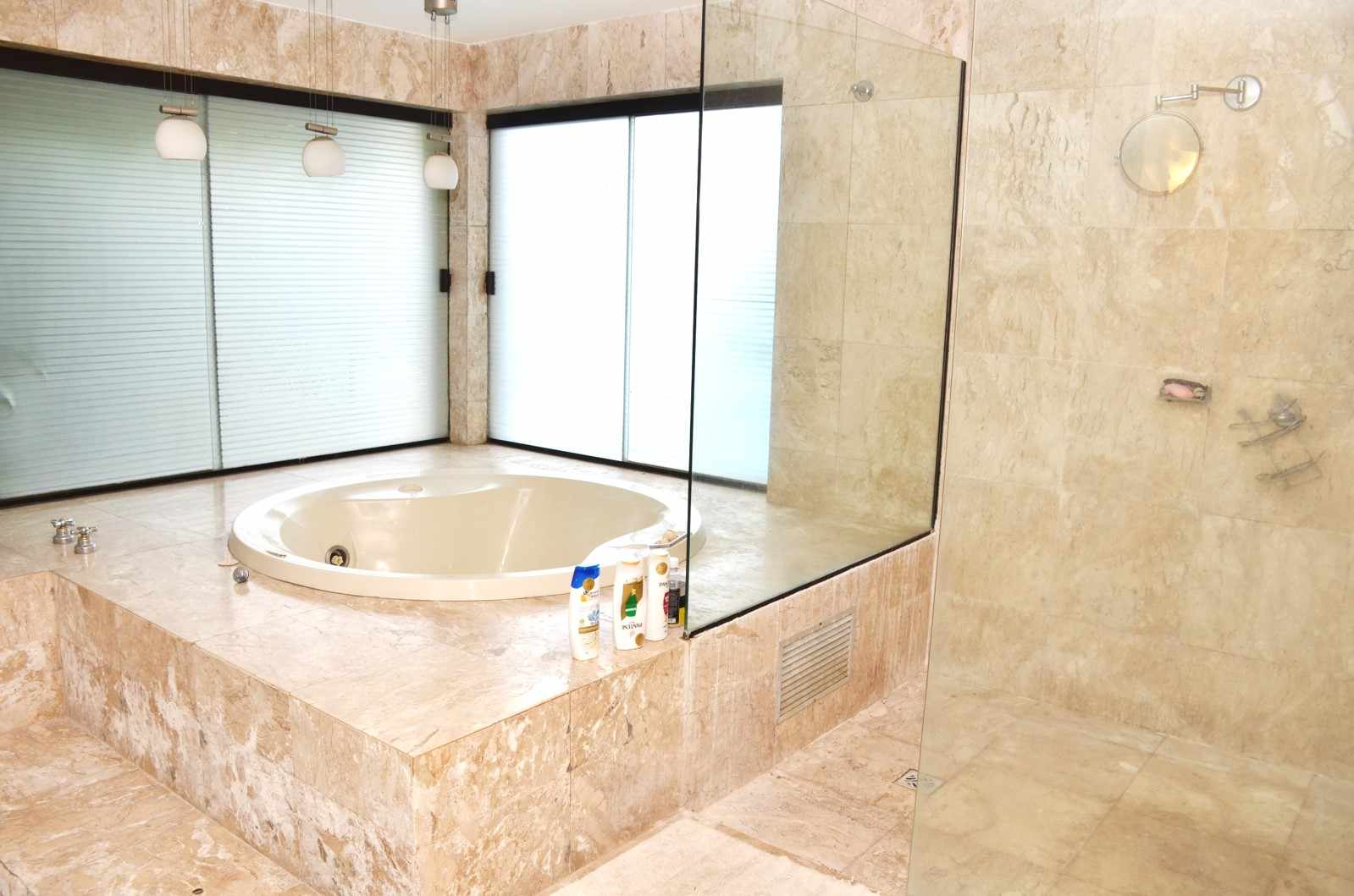 Casa en Entre 2do y 3er anillo Norte en Santa Cruz de la Sierra 5 dormitorios 4 baños 2 parqueos Foto 7