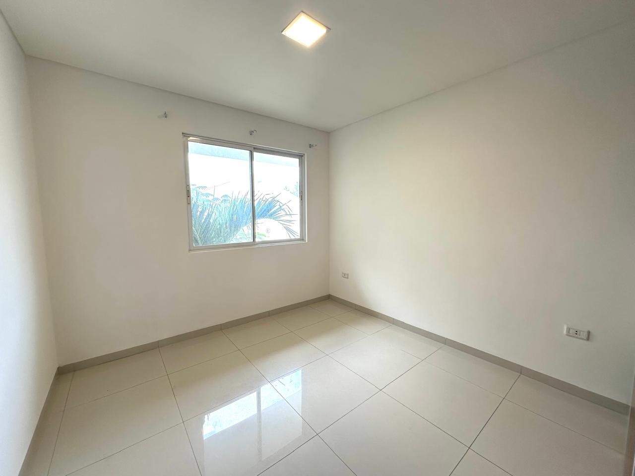 Casa en VentaEn Venta Hermosa Casa de 4 Dormitorios en Condominio en Av. Piraí Zona de Condominios Foto 10