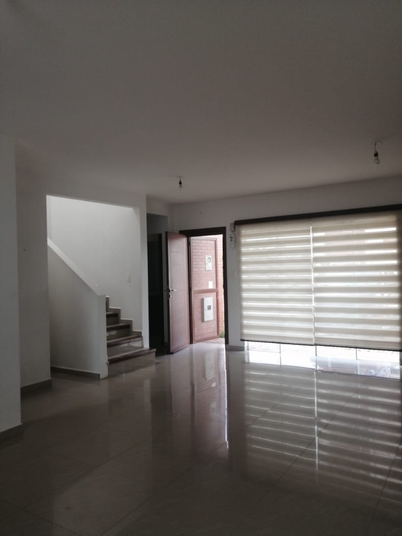 Casa en Doble vía La Guardia en Santa Cruz de la Sierra 3 dormitorios 3 baños 2 parqueos Foto 7