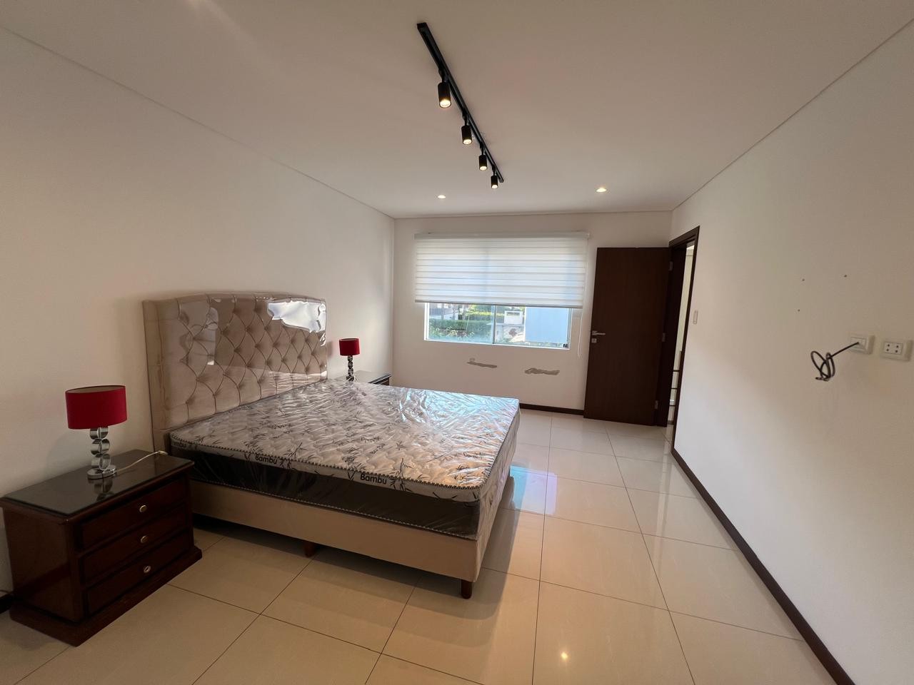 En Alquiler a $us 1,800 Foto 7